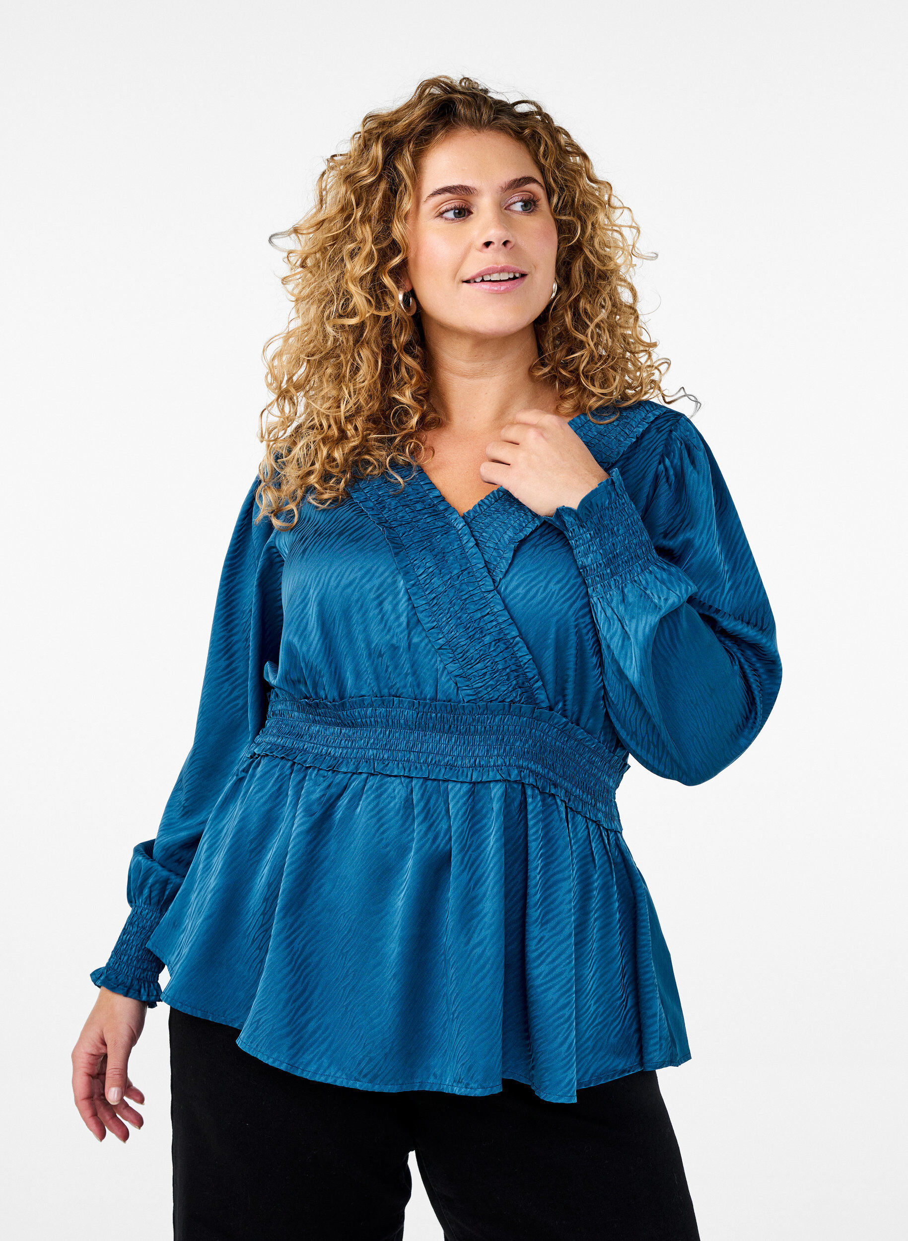 Zizzi Bluse mit Ton-in-Ton-Muster und Smok-Einsatz, Midnight, Model image number 0