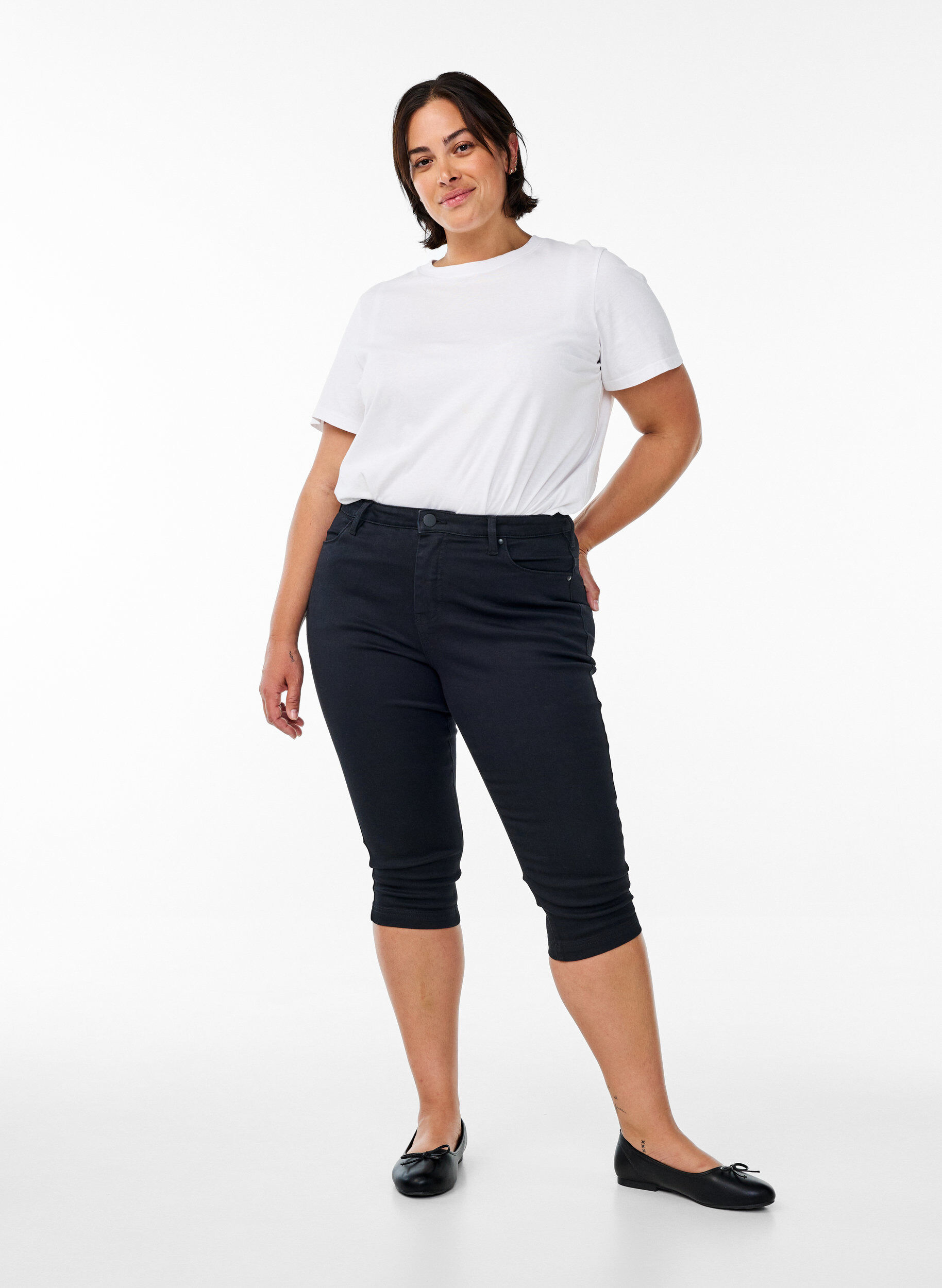 Hoch taillierte Amy Capri Jeans mit Super Slim Fit, Schwarz, Model