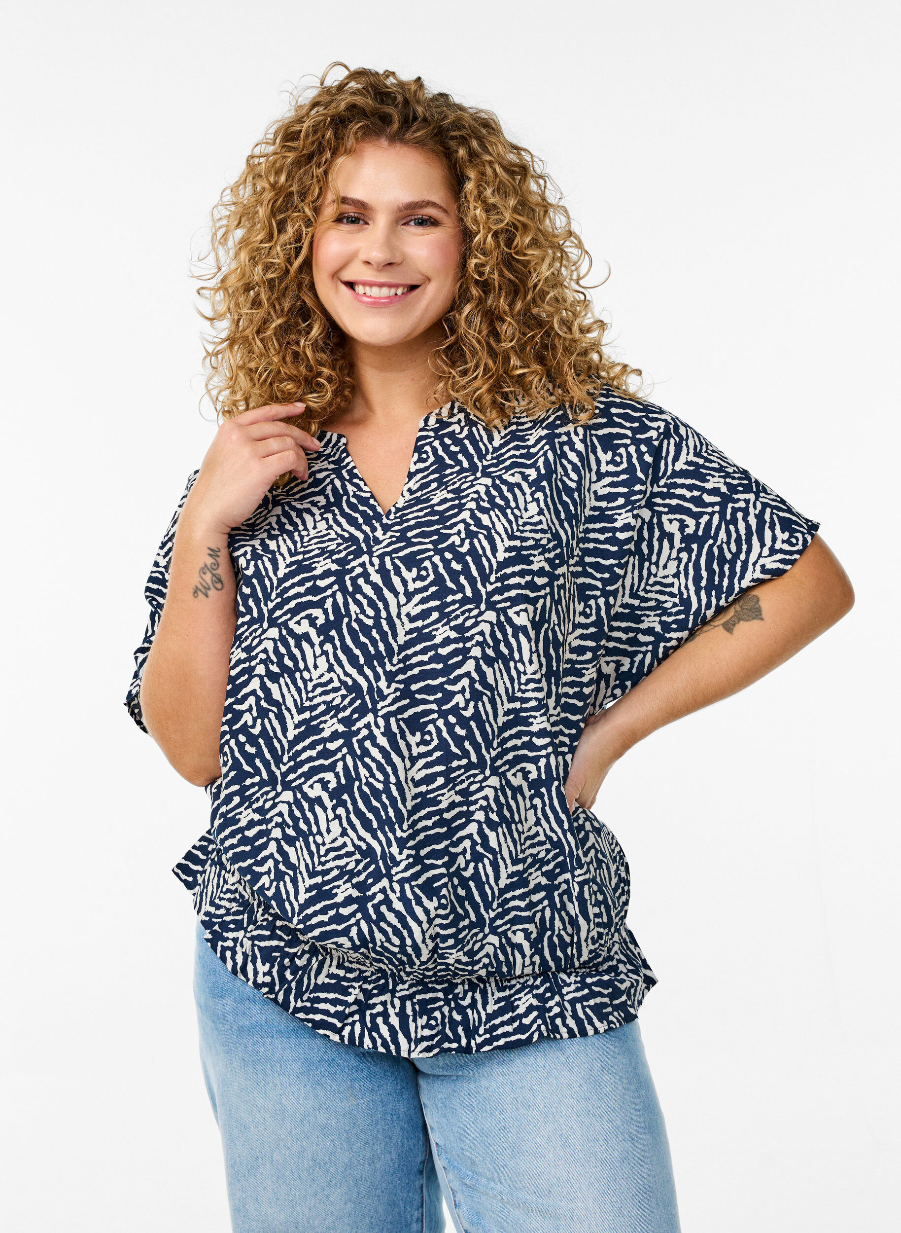 Bluse mit kurzen &Auml;rmeln und einem ger&uuml;schten Saum, Blau, Model