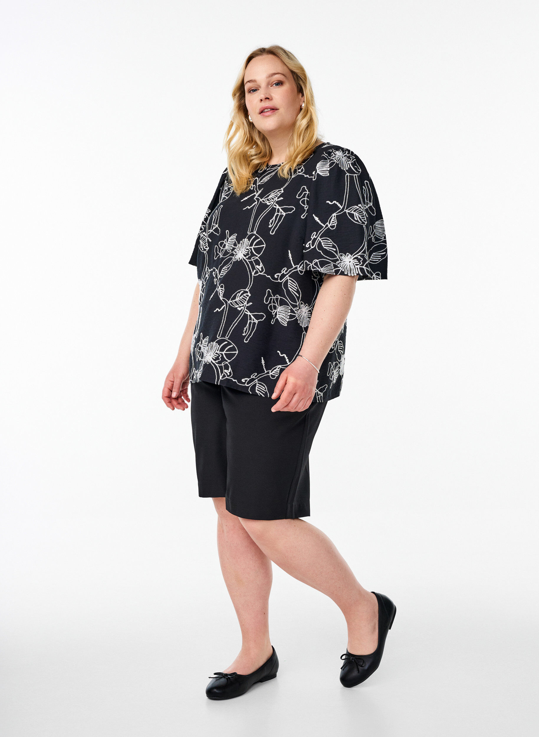 ZizziKurz&auml;rmelige Bluse mit Stickmuster, Schwarz, Model image number 1