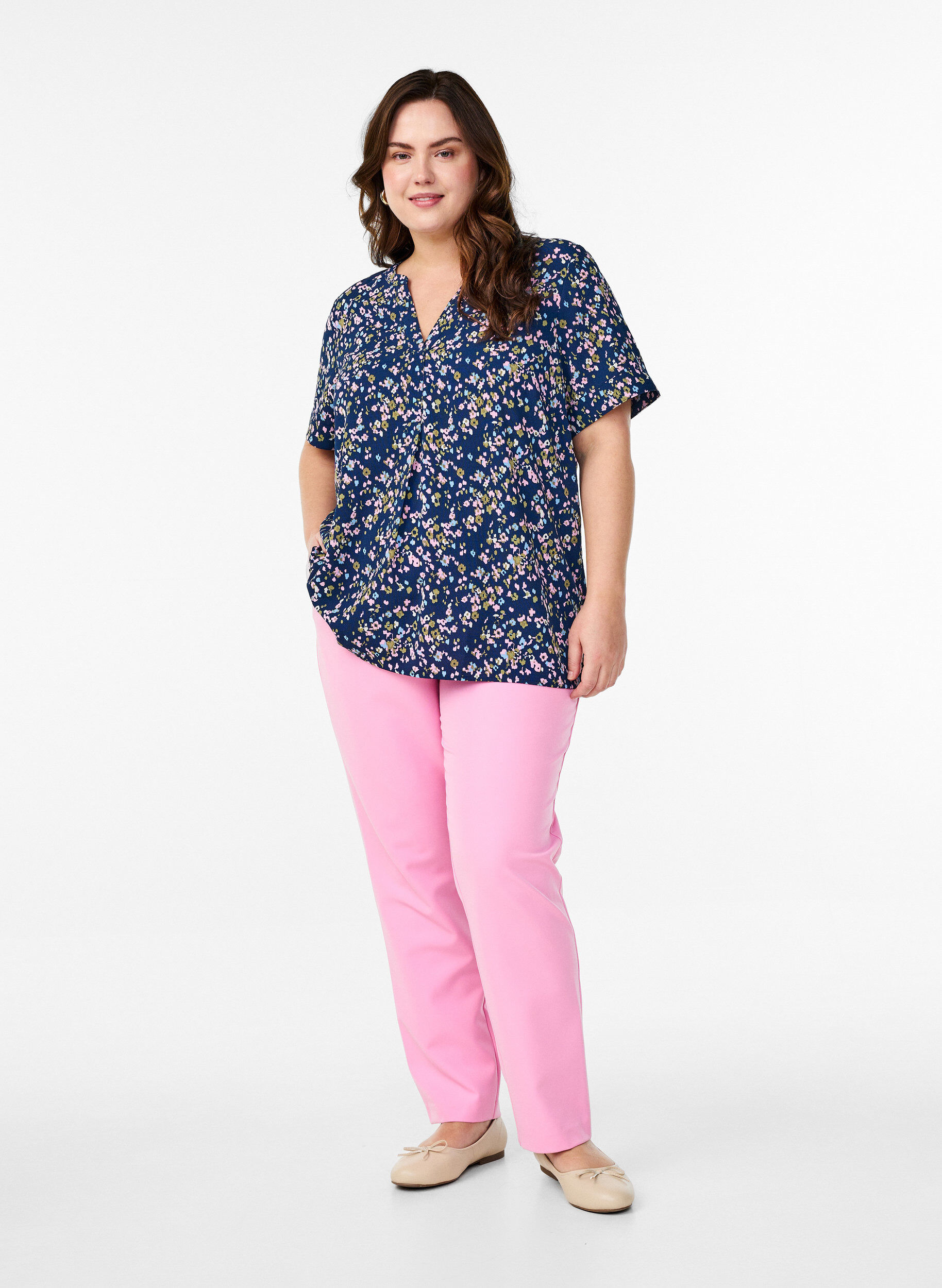 Zizzi Bluse mit kurzen &Auml;rmeln und V-Ausschnitt, Pink, Model image number 1