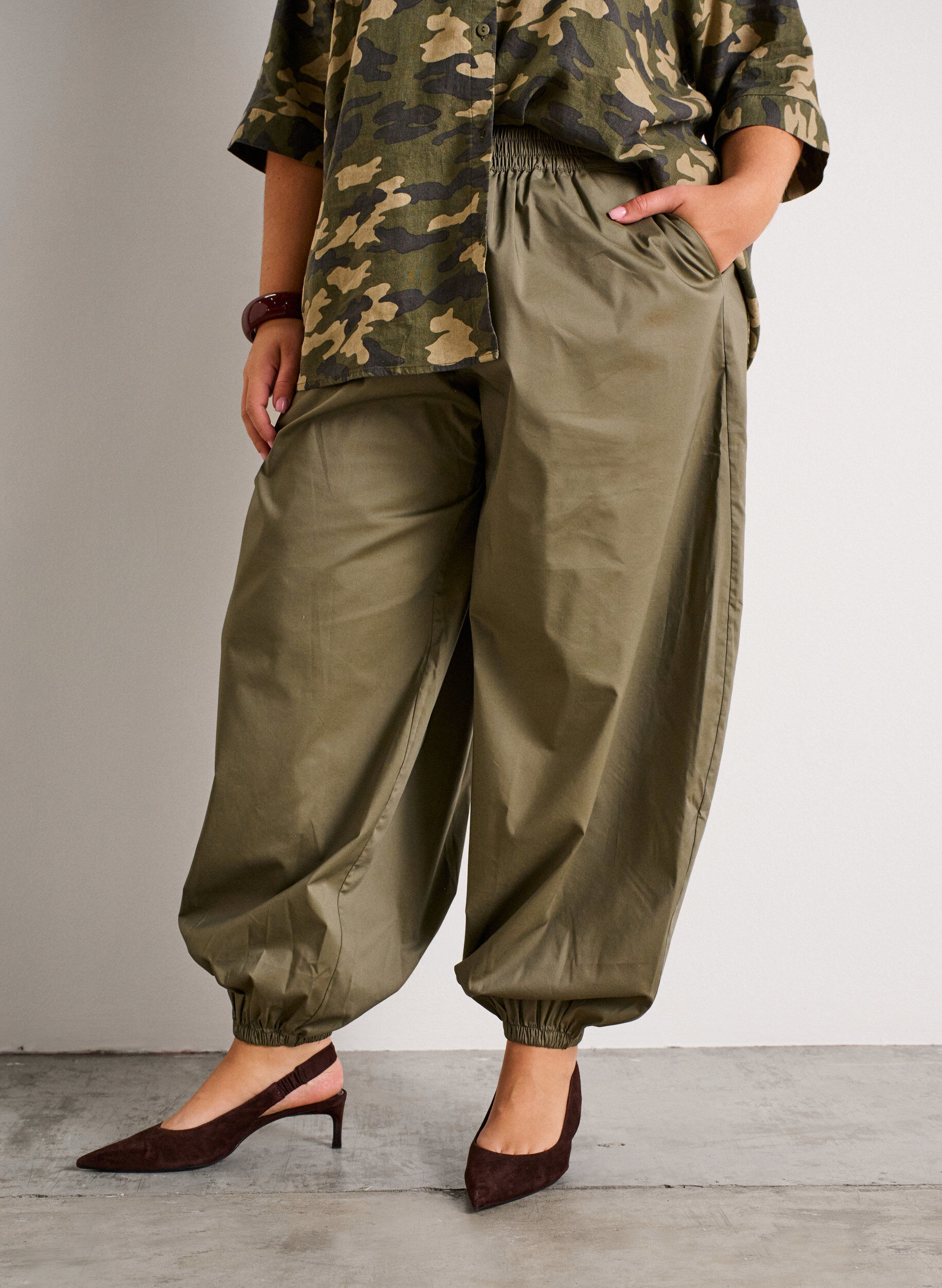 ZizziBallonhose mit Taschen und elastischem Bund, Gr&uuml;n, Model image number 2