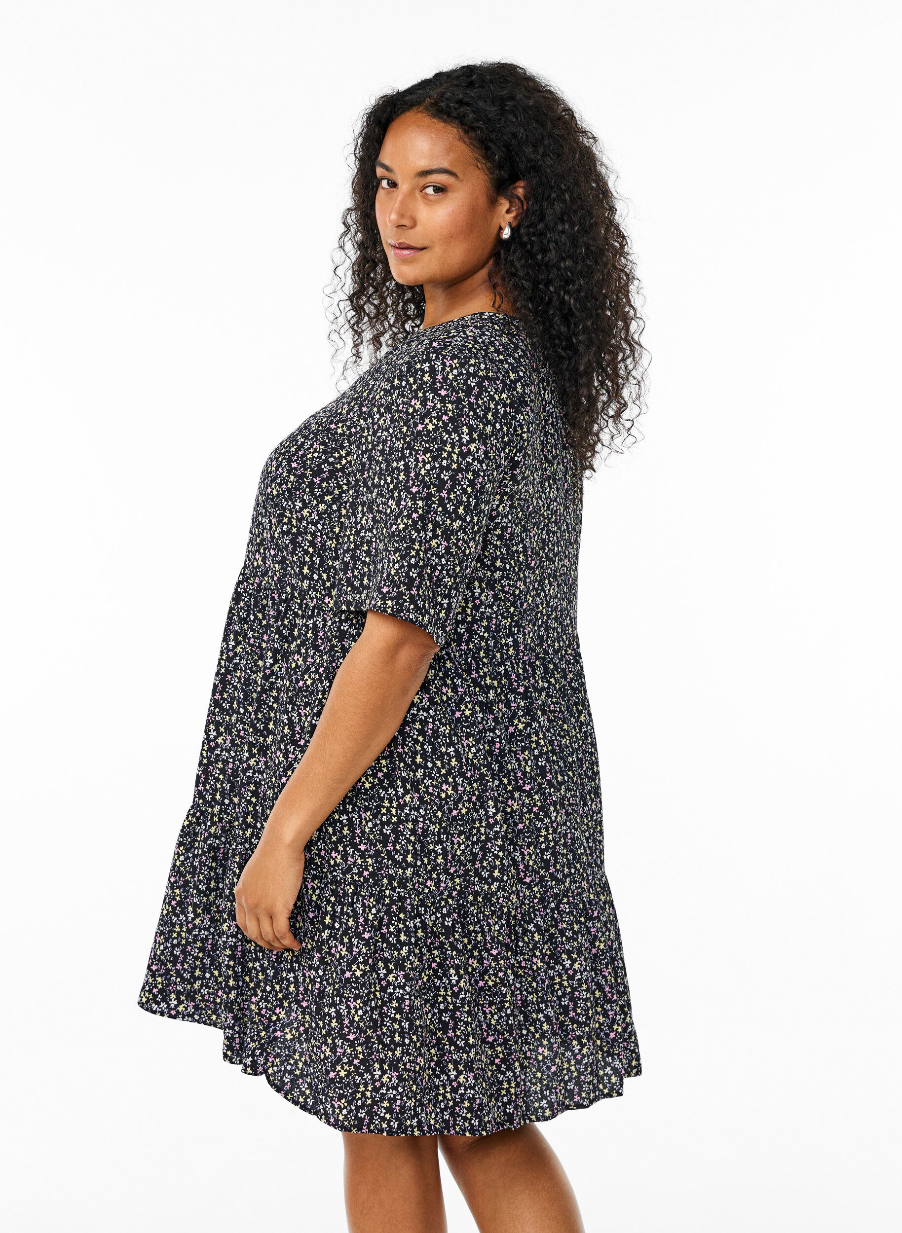 Zizzi Robe &agrave; manches courtes coupe trap&egrave;ze avec d&eacute;coupes, Noir, Model image number 2