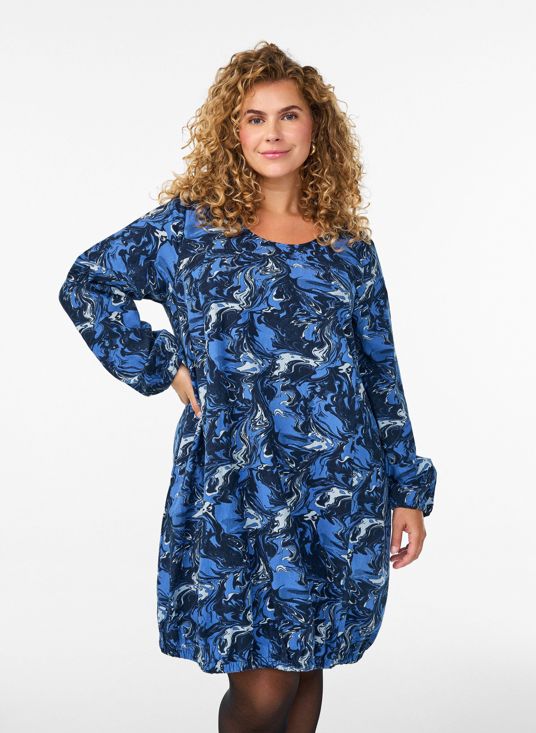 Kurzes Baumwollkleid mit Gummisaum und langen &Auml;rmeln, Blau, Model