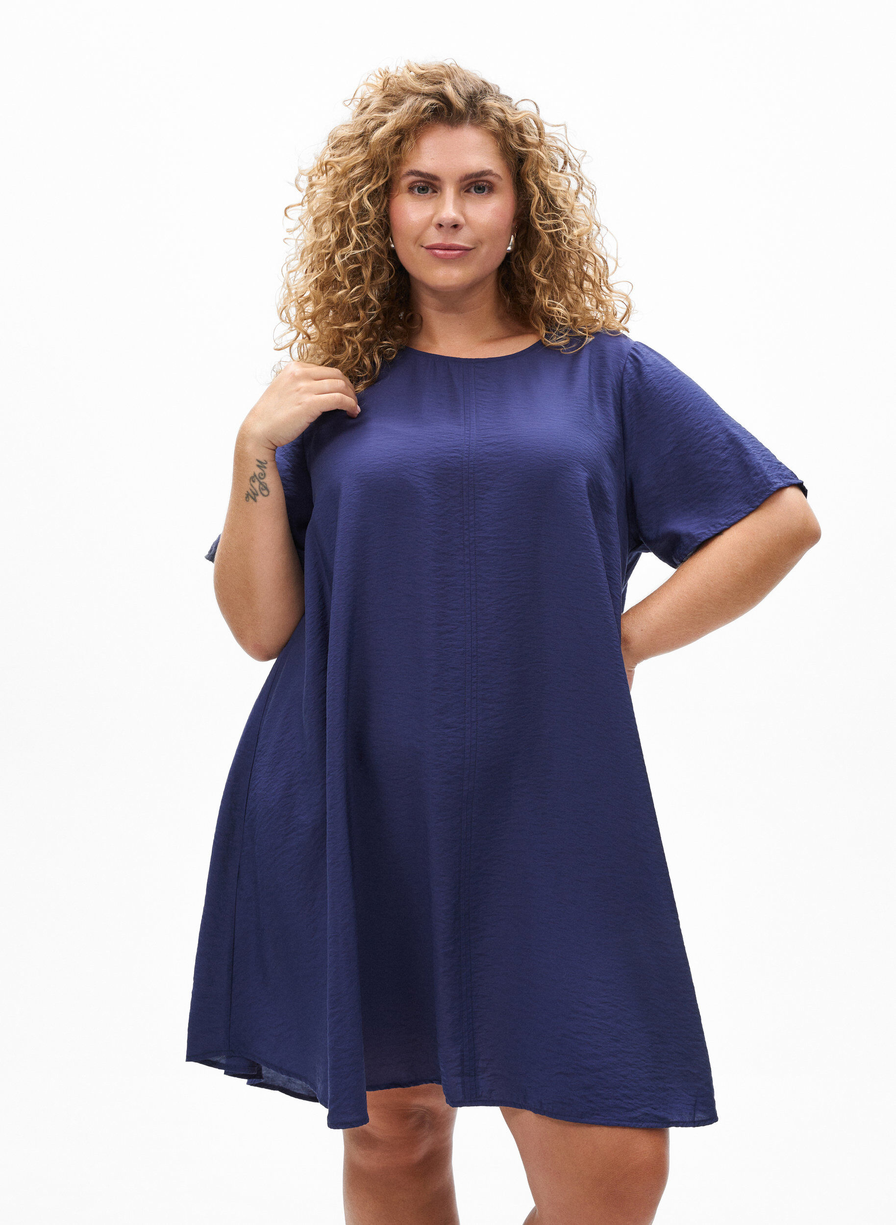 A-Linien-Kleid aus Viskose mit kurzen &Auml;rmeln, Blau, Model