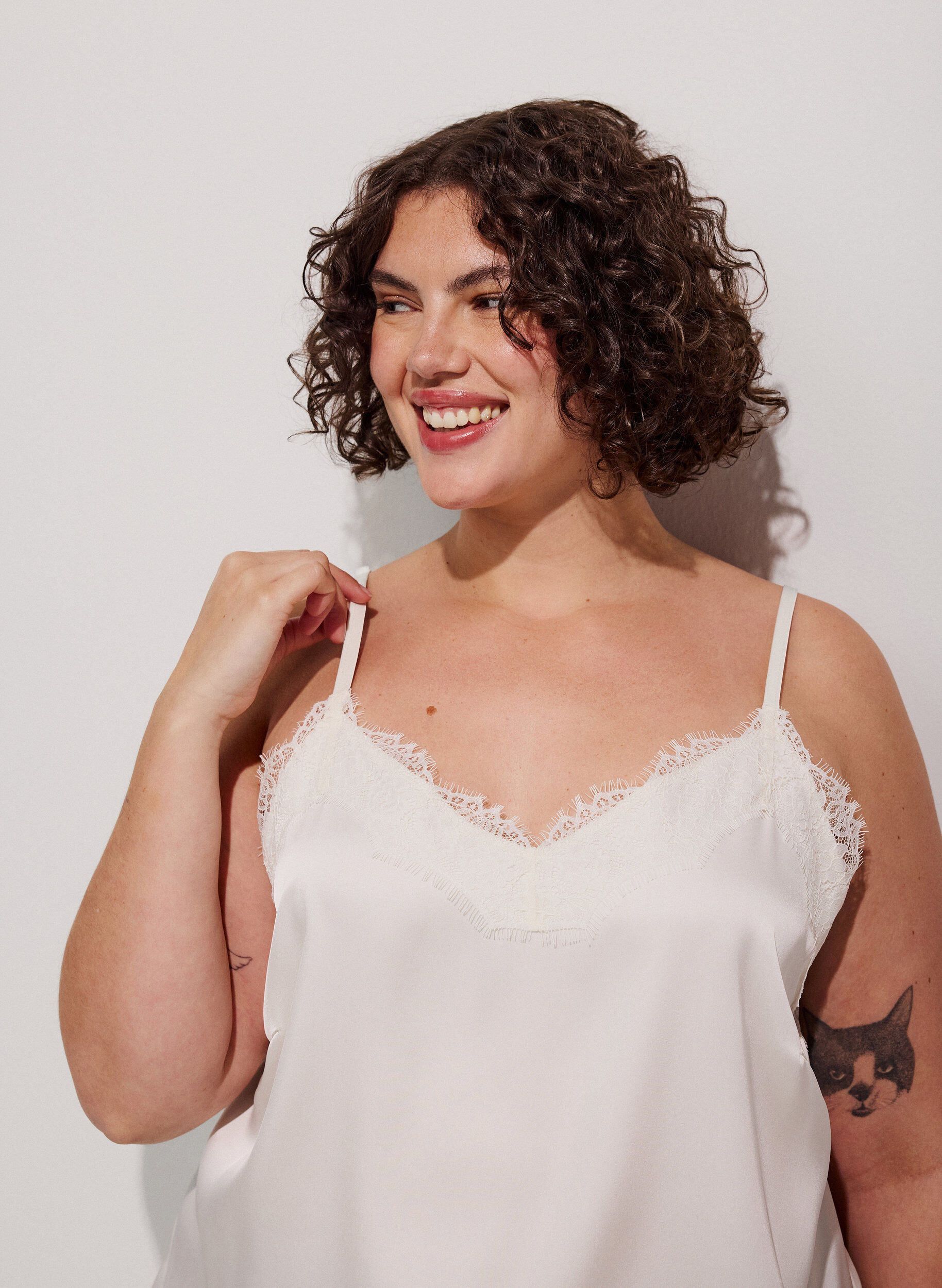 Top &agrave; fines bretelles avec dentelle et ourlet asym&eacute;trique