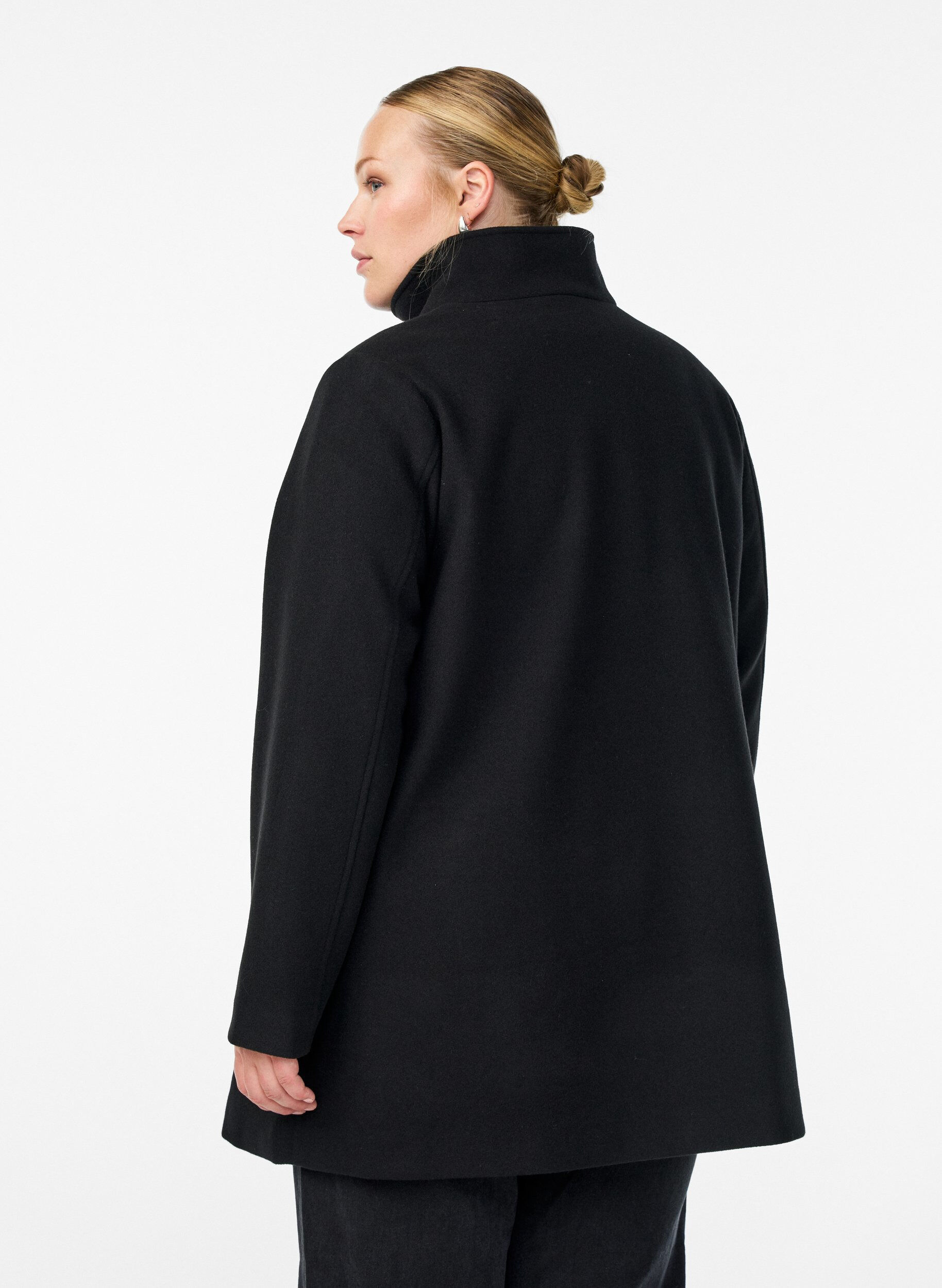 Zizzi Manteau court &agrave; la coupe &eacute;vas&eacute;e, Noir, Model image number 2