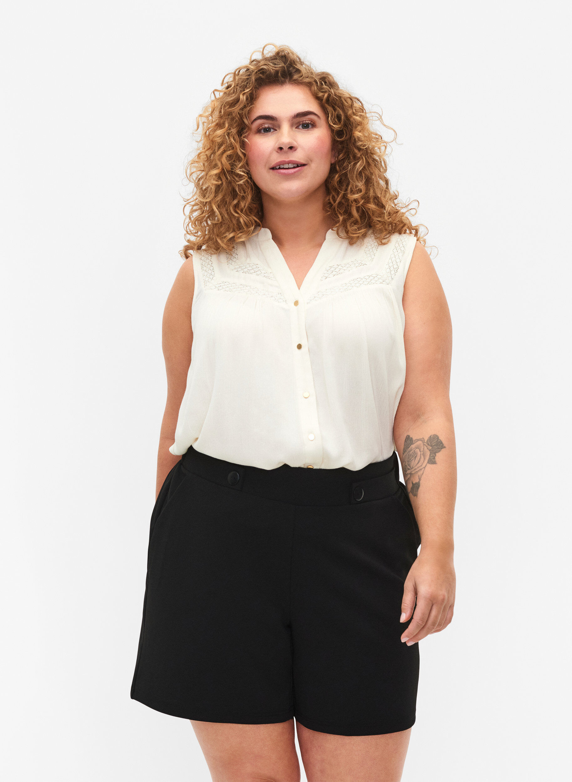 Zizzi Shorts mit Taschen und lockerer Passform, Schwarz, Model image number 0