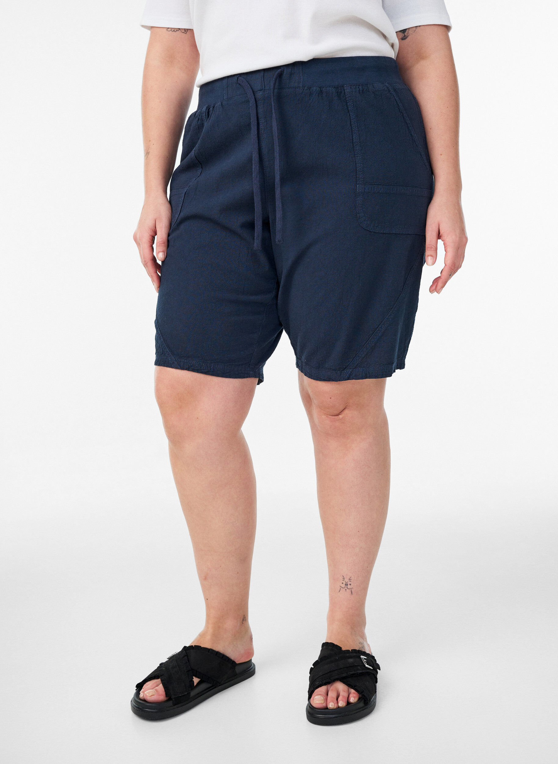 Zizzi Short en coton ample avec poches, Bleu, Model image number 3