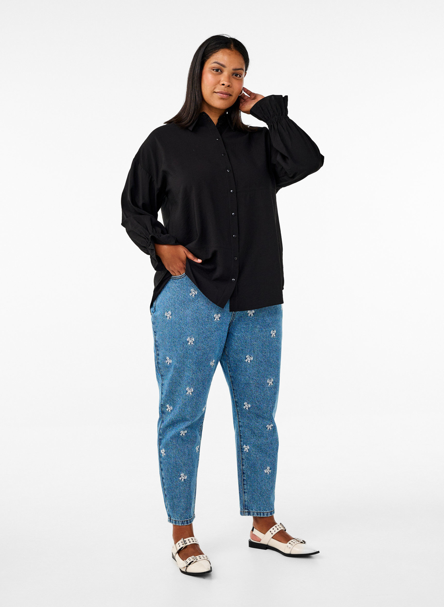 Zizzi Bluse mit langen &Auml;rmeln und R&uuml;schendetails, Schwarz, Model image number 1