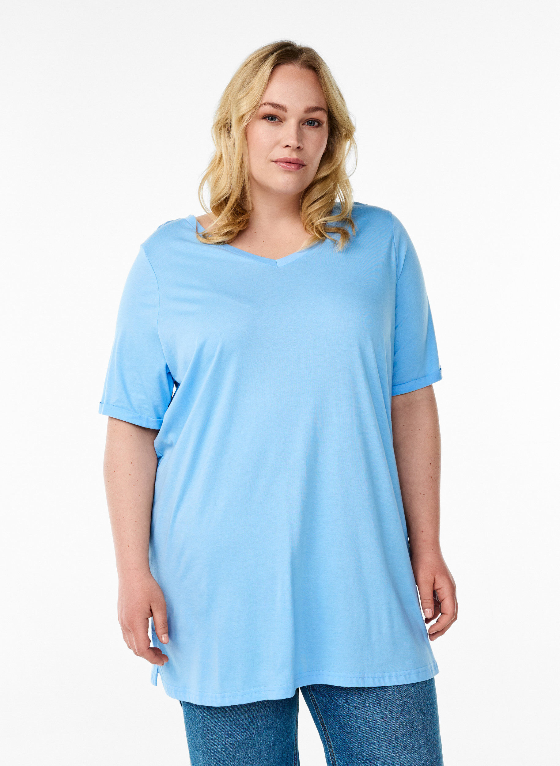 Einfarbiges Oversize T-Shirt mit V-Ausschnitt, Blau, Model