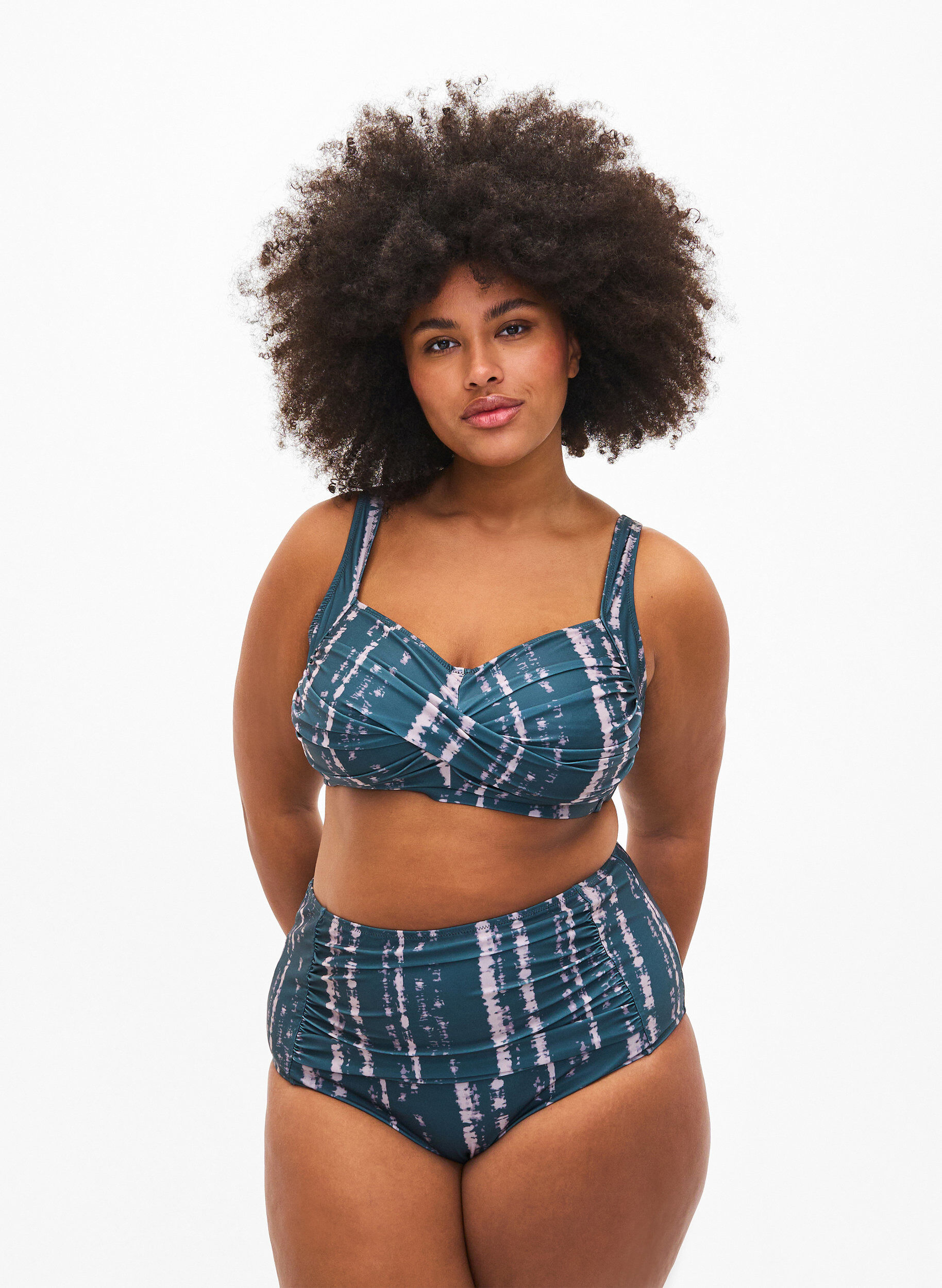 Zizzi Bedrucktes Bikini-Top, Tie Dye AOP, Model image number 2