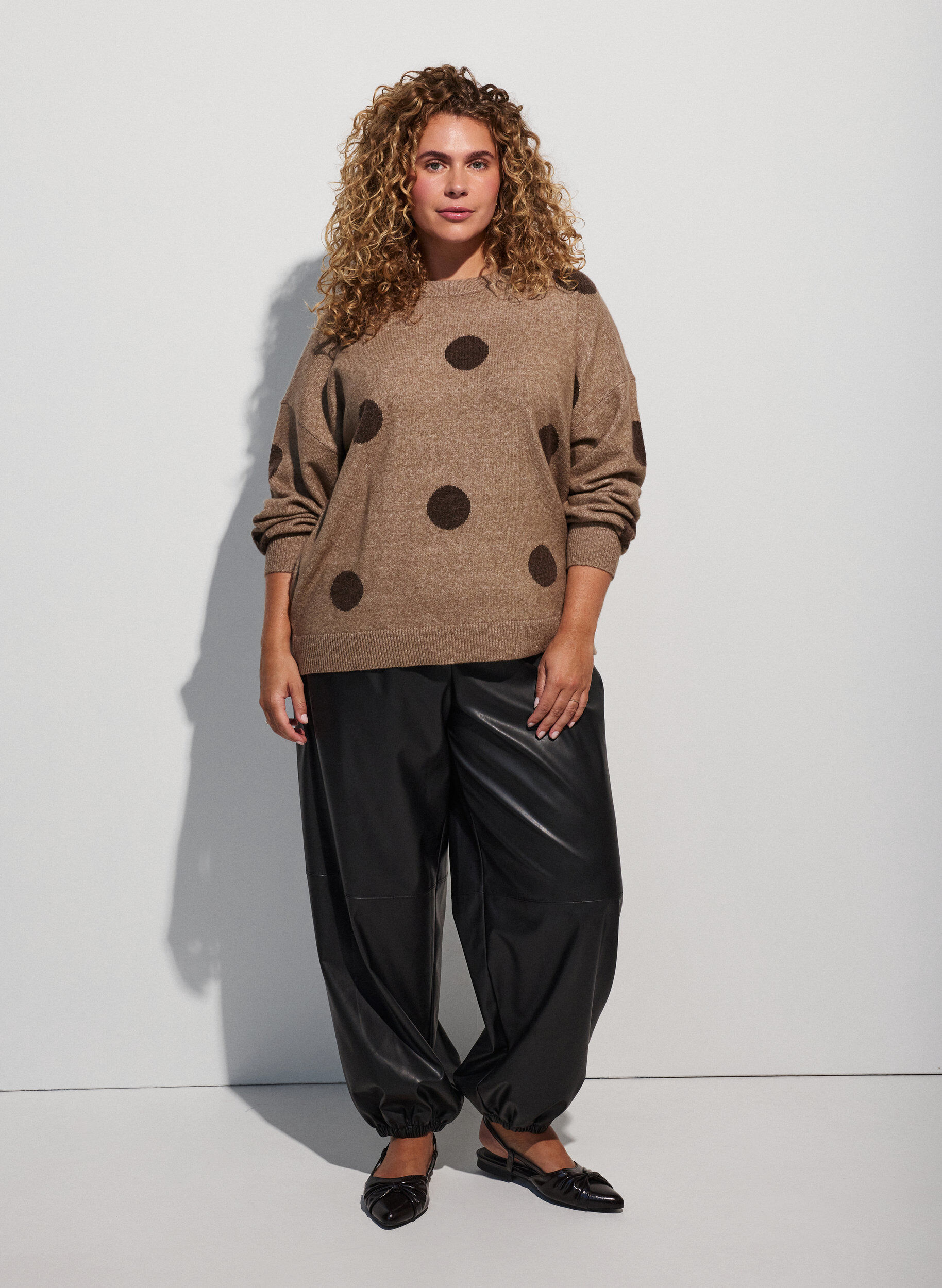 ZizziBlouse en maille &agrave; pois, Marron, Model image number 1