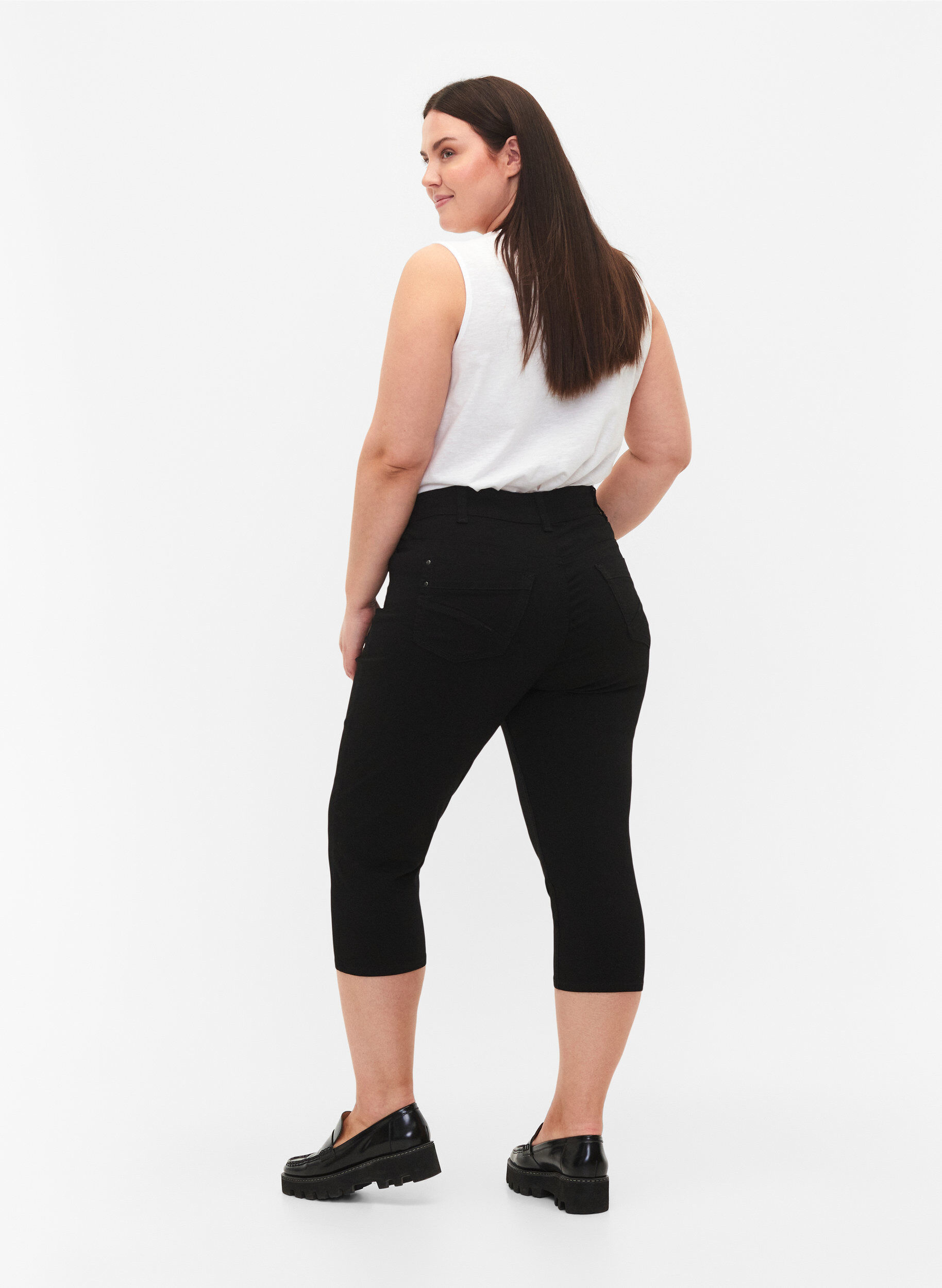 Zizzi Pantalon capri ajust&eacute; en m&eacute;lange de viscose, Black, Model image number 1