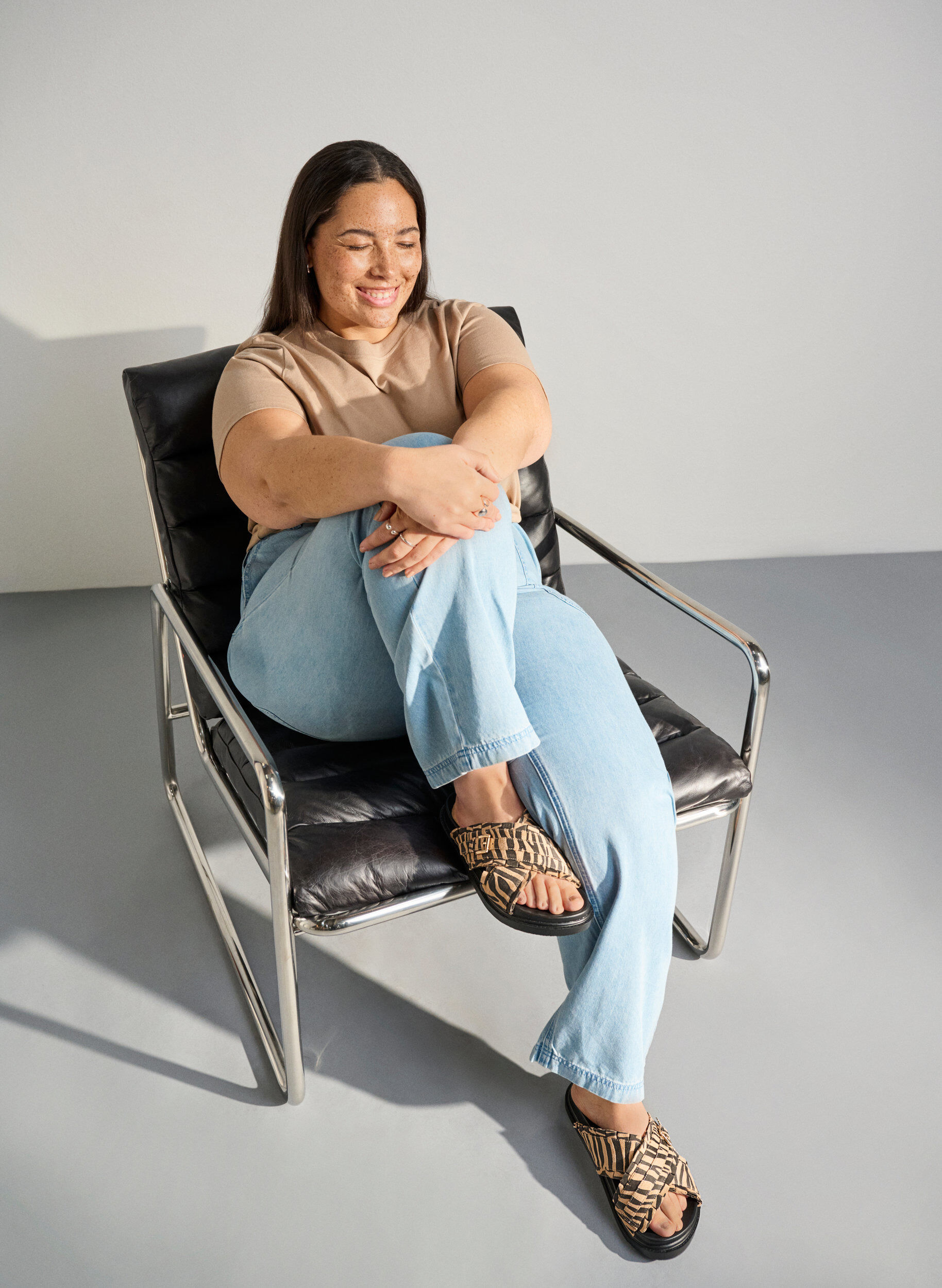 Zizzi Sandalen mit &uuml;berkreuzten Riemen und R&uuml;schenkanten, Braun, Image image number 0