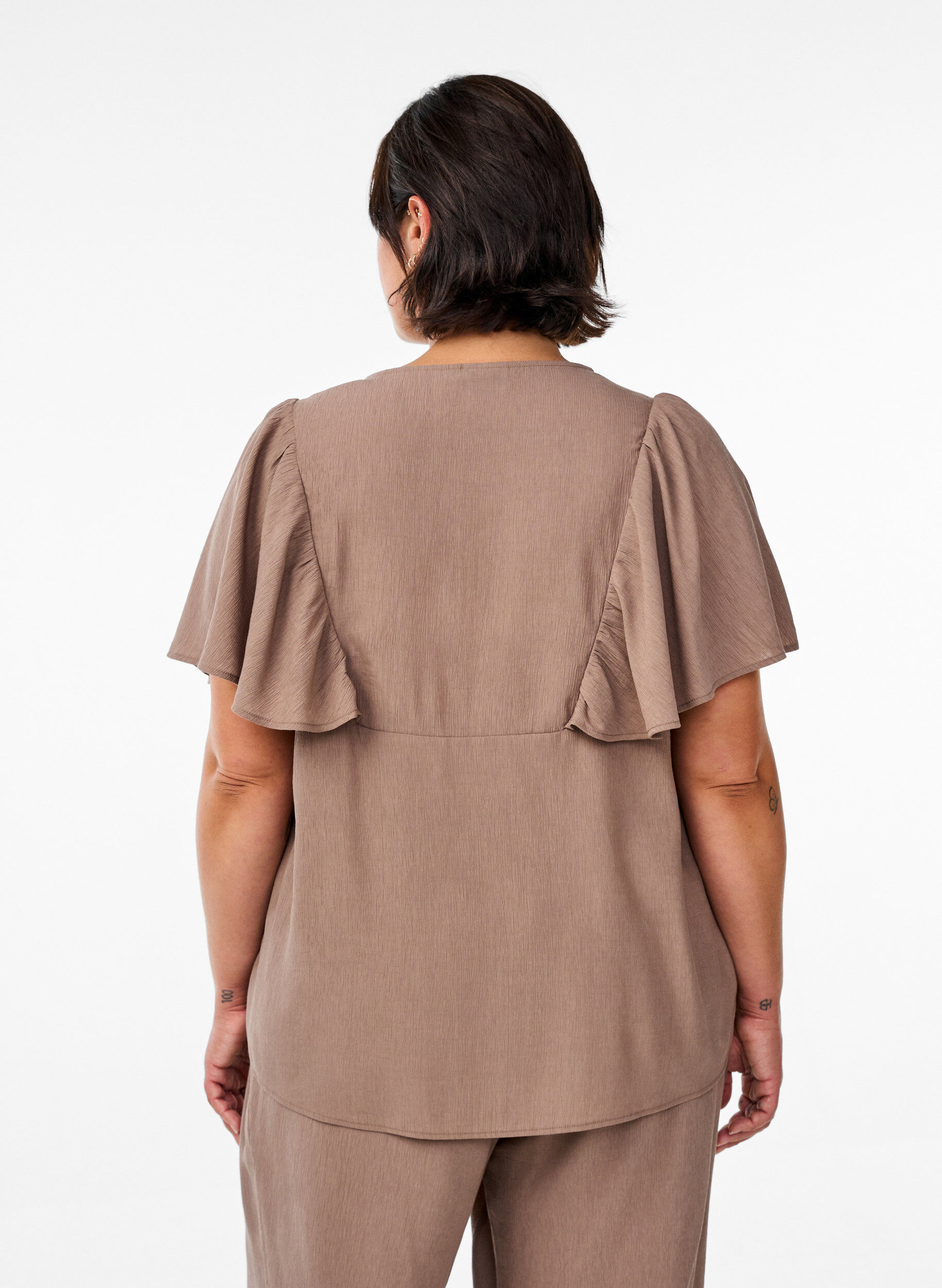 Zizzi Bluse mit kurzen R&uuml;schen&auml;rmeln, Braun, Model image number 2