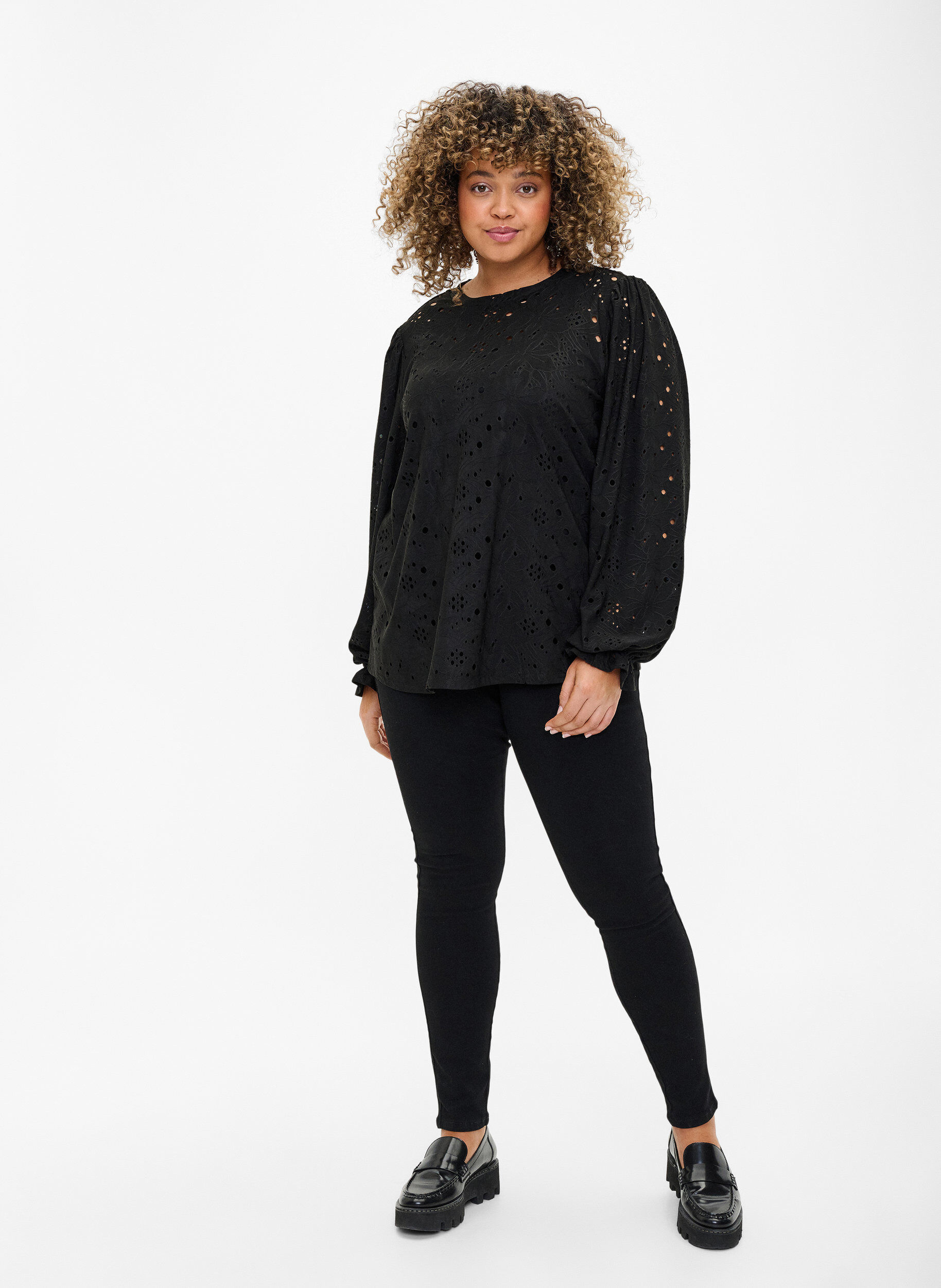 Zizzi  Lang&auml;rmlige Bluse mit Lochmuster, Black, Model image number 2