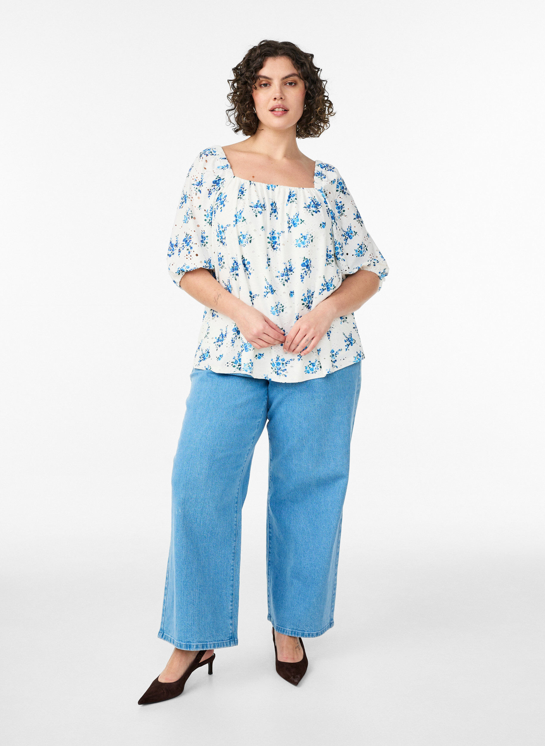 Zizzi Gebl&uuml;mte Bluse mit Karree-Ausschnitt und Lochstickerei, Wei&szlig;, Model image number 1