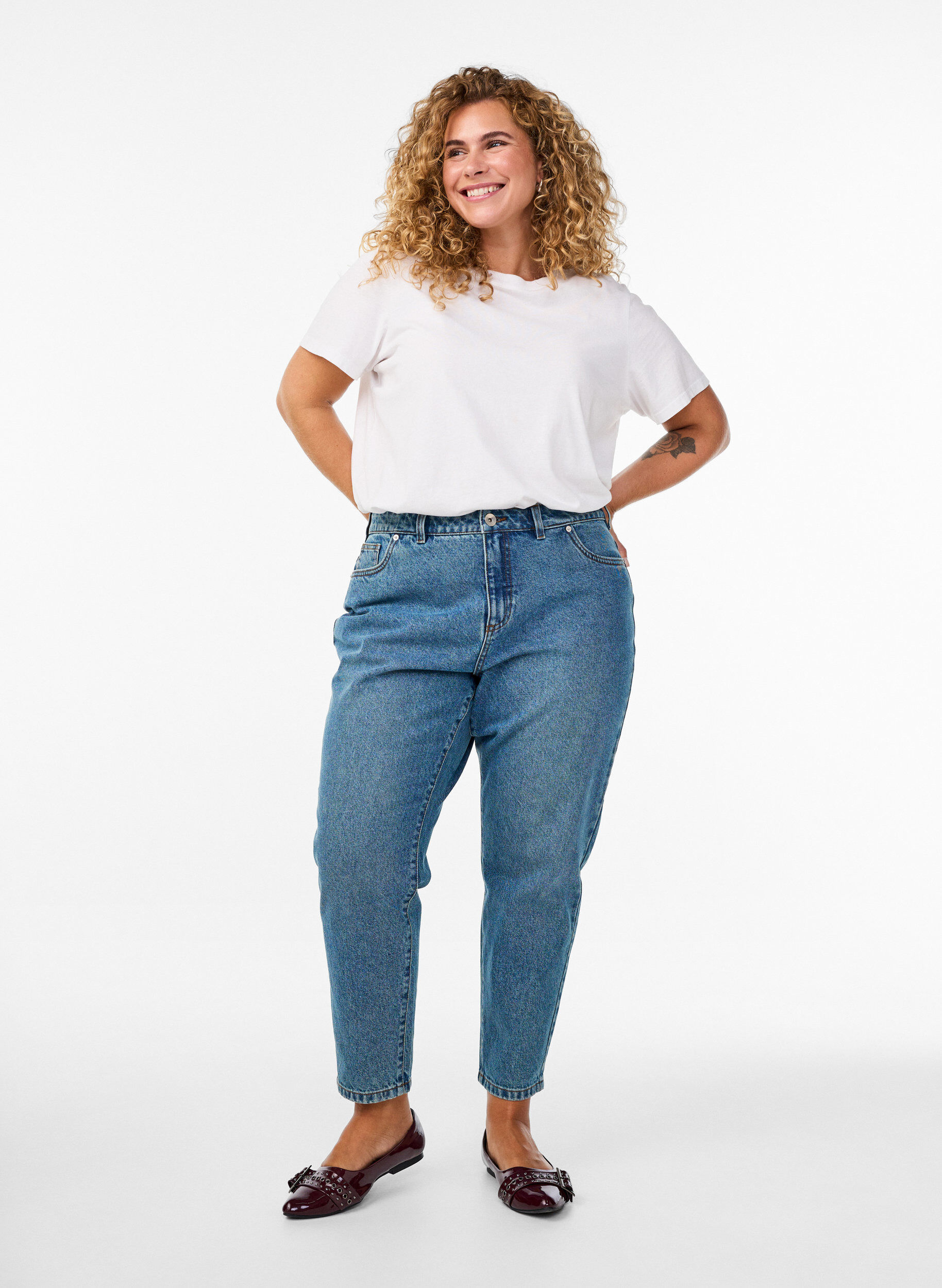 Jean Mille coupe Mom taille haute, Bleu, Model