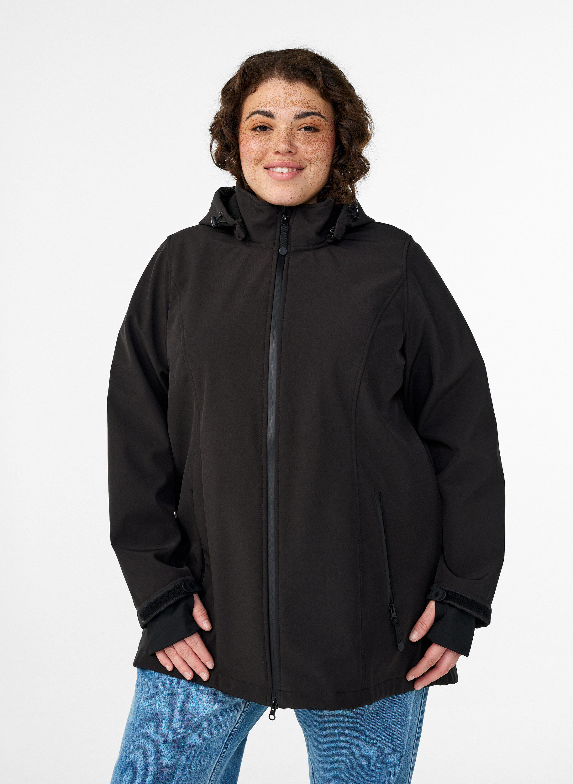 Kurze Softshell-Jacke mit abnehmbarer Kapuze, Schwarz, Model