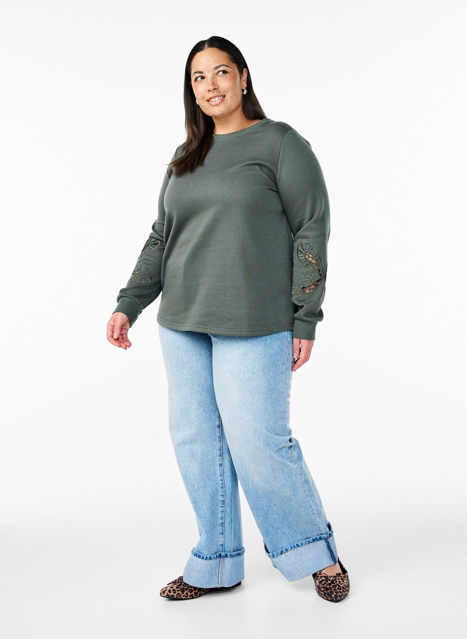 Zizzi Sweatshirt mit aufgestickten Cut-Outs, Thyme, Model image number 2