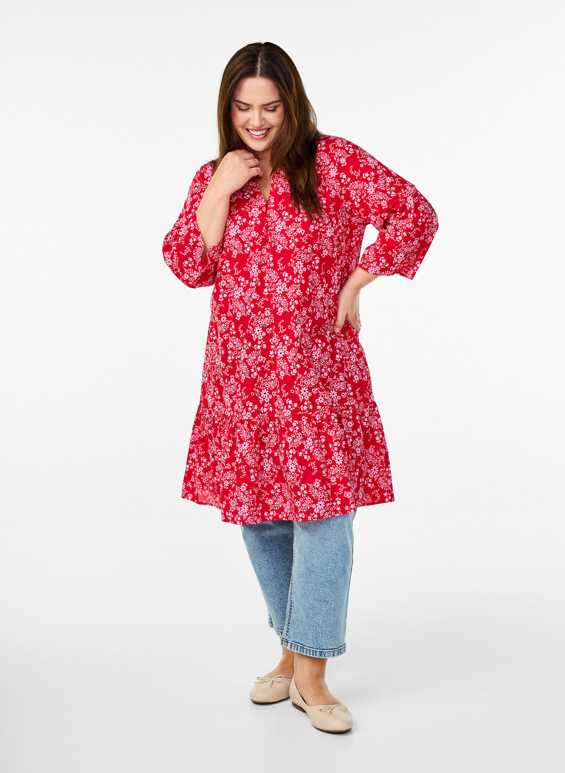 Zizzi Robe mi-longue &agrave; imprim&eacute; floral et manches 3/4, Rouge, Model image number 1