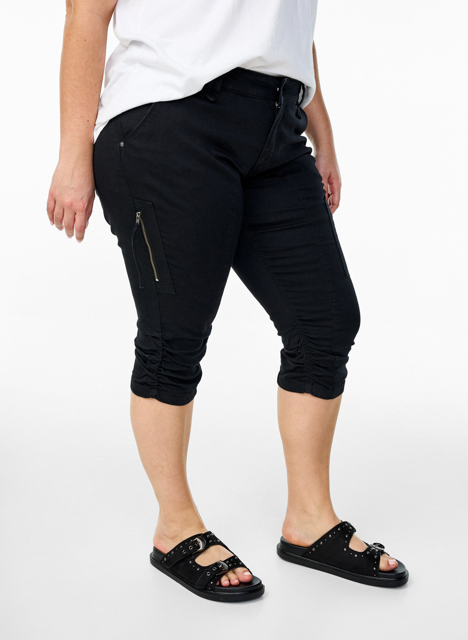 ZizziSlim Fit Capri-Jeans mit Taschen, Schwarz, Model image number 2