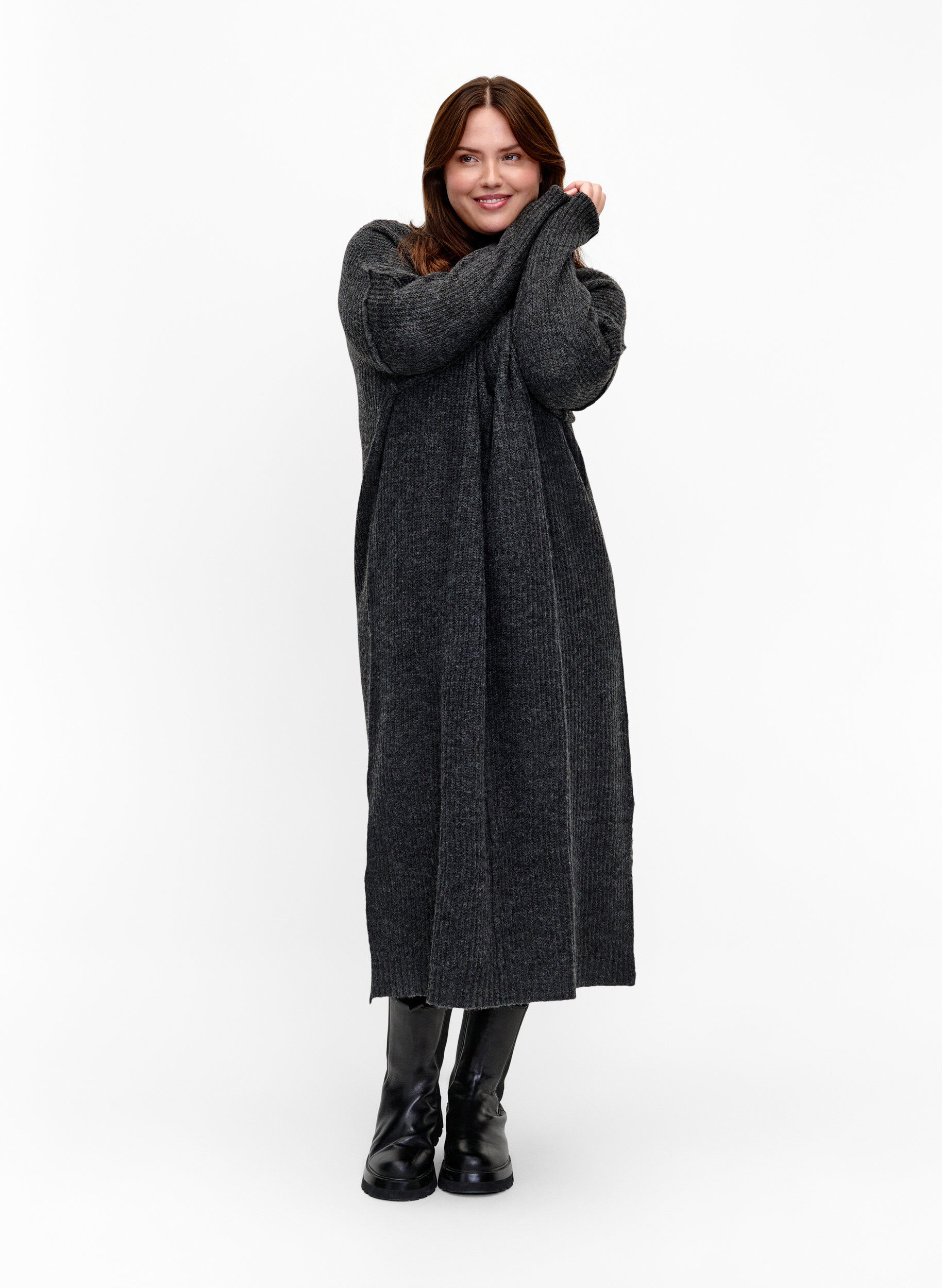 Langes, &uuml;bergro&szlig;es Strickkleid mit Schlitz, Grau, Model