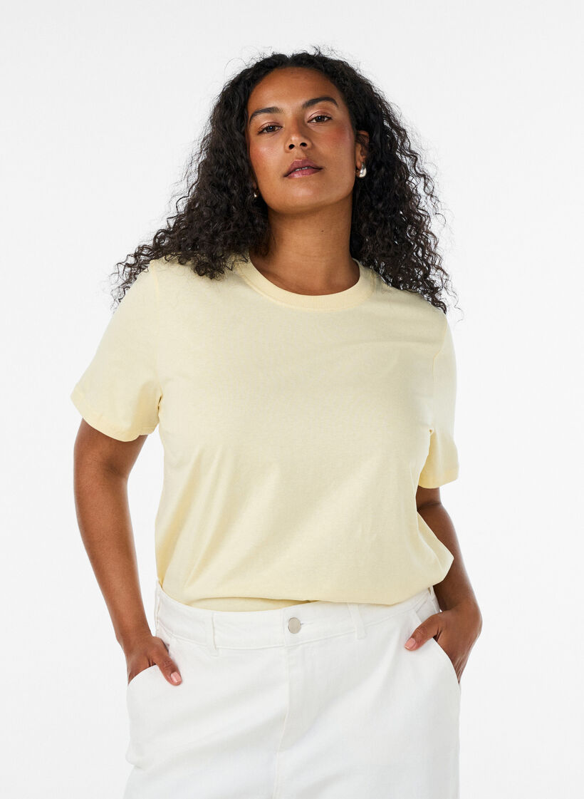 Basic T-Shirt aus Baumwolle mit Rundhalsausschnitt, Gelb, Model image number 0