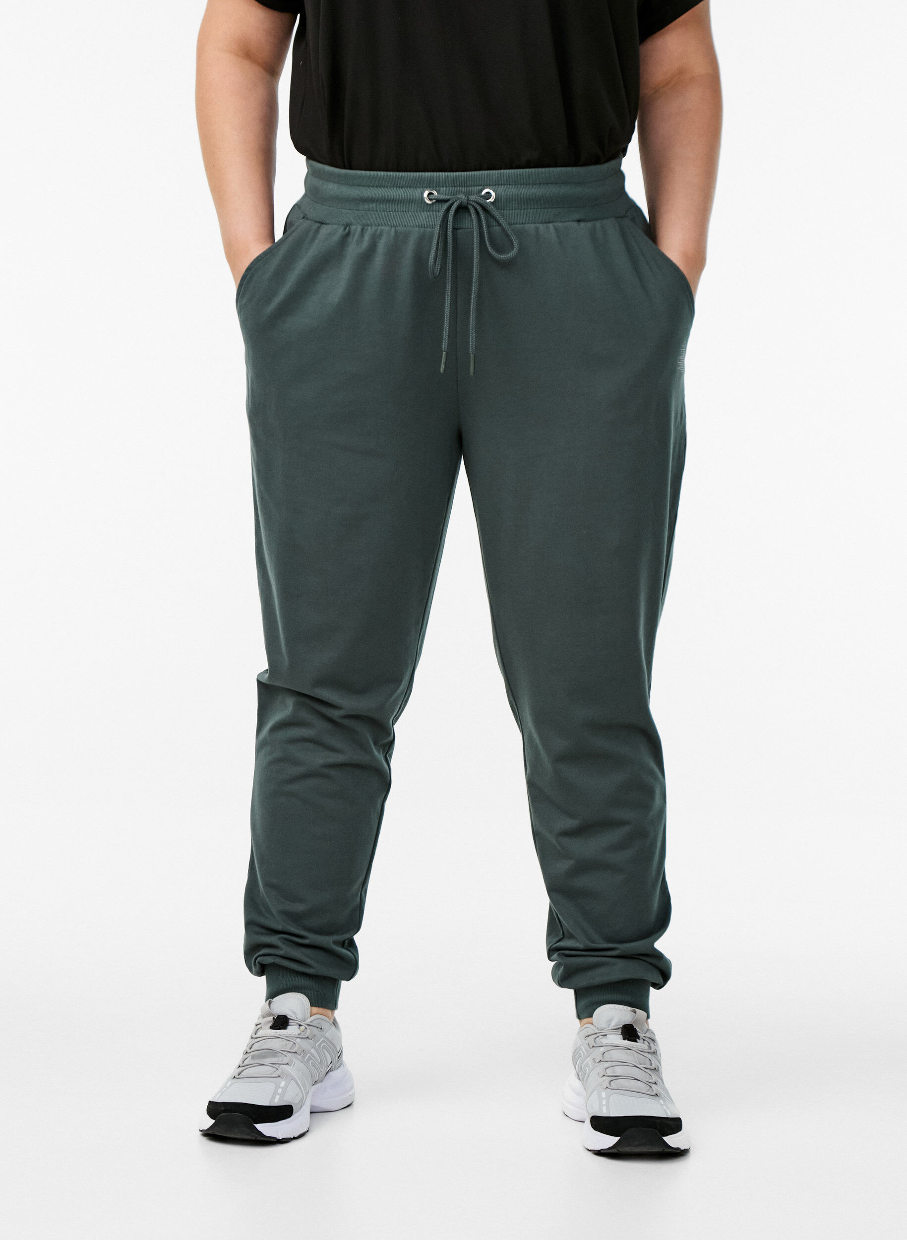 Zizzi Pantalon de surv&ecirc;tement ample avec poches, Vert fonc&eacute;, Model image number 2