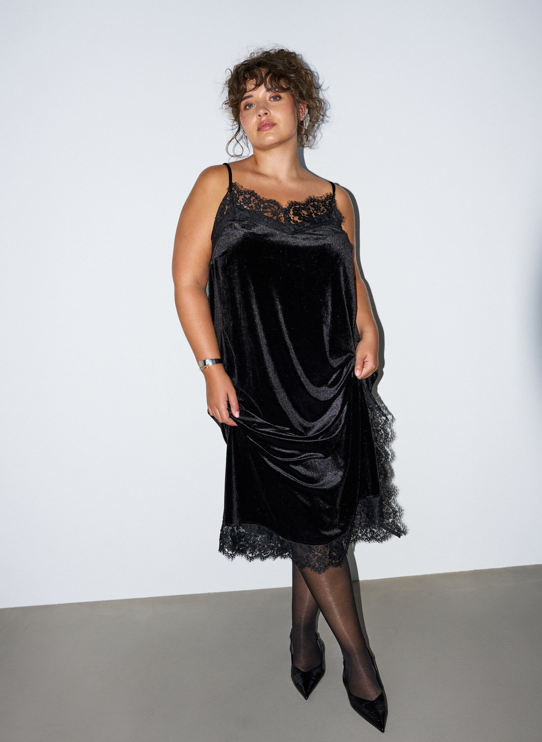 Samtkleid mit Spitze und Seitenschlitz, Schwarz, Model