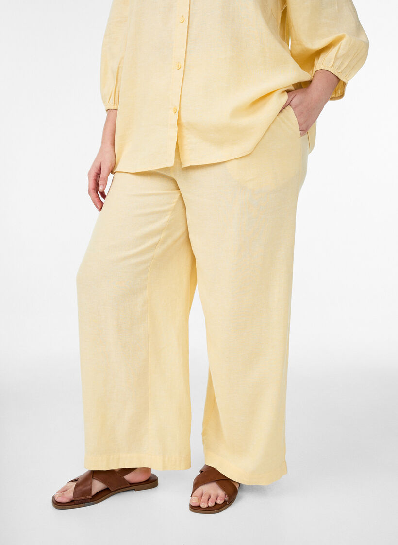 Pantalon large en lin et viscose, Jaune clair, Model image number 2