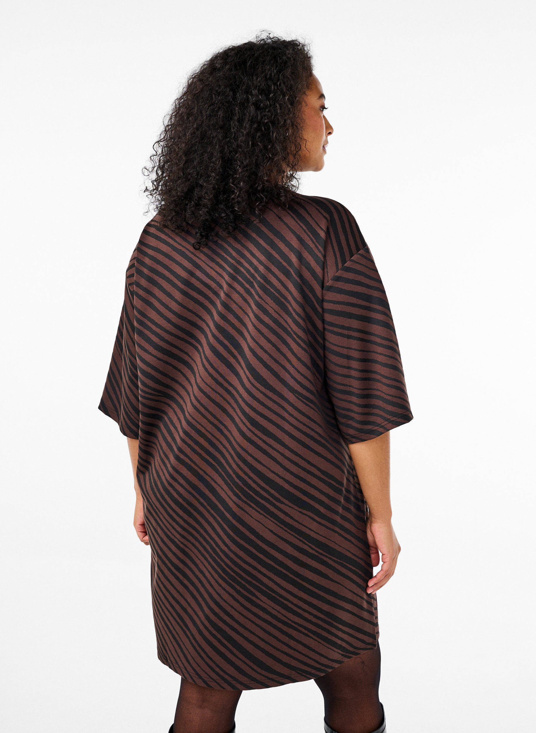 Zizzi Robe &agrave; motifs avec manches 3/4, Marron, Model image number 2