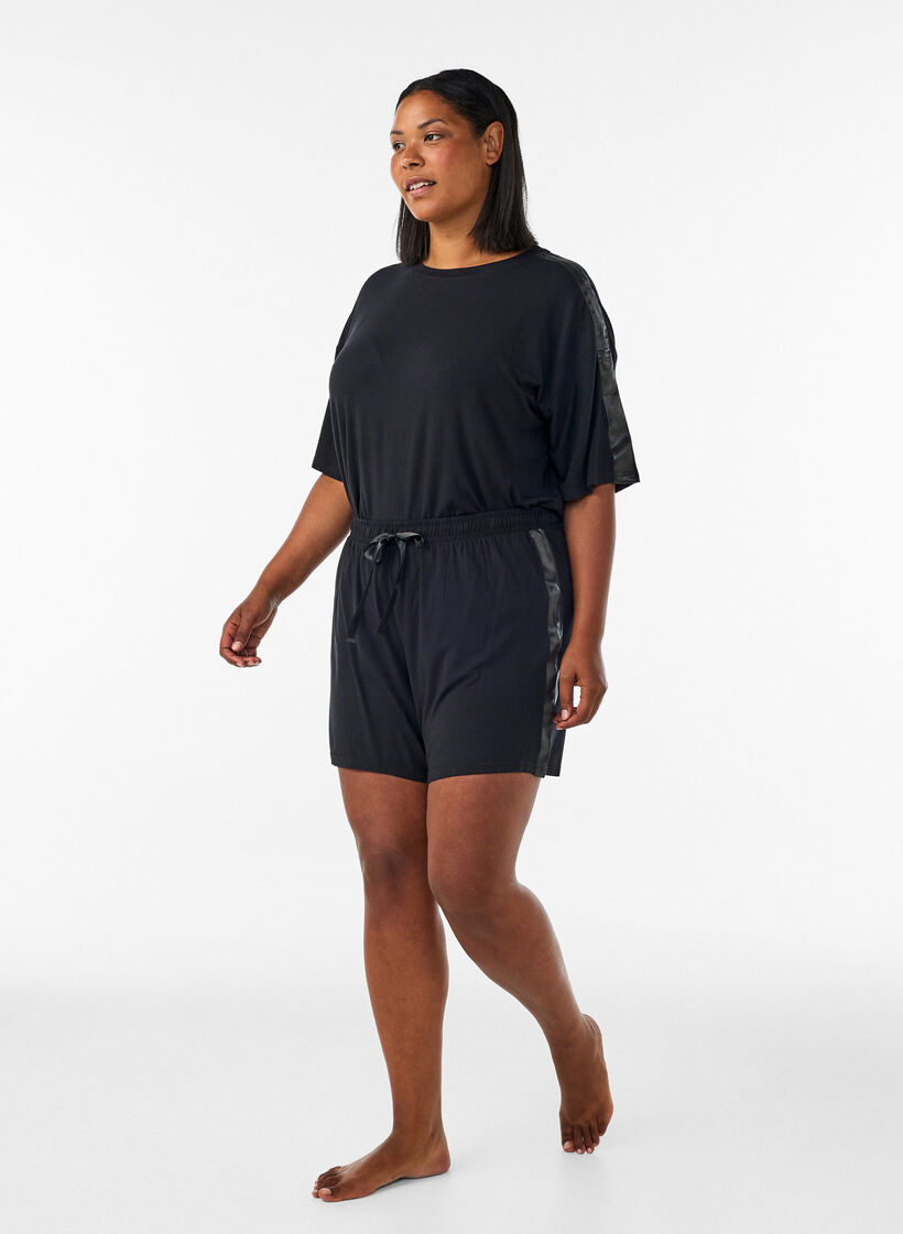 Pyjamashorts aus Modal mit Kontrastband, Schwarz, Model image number 1