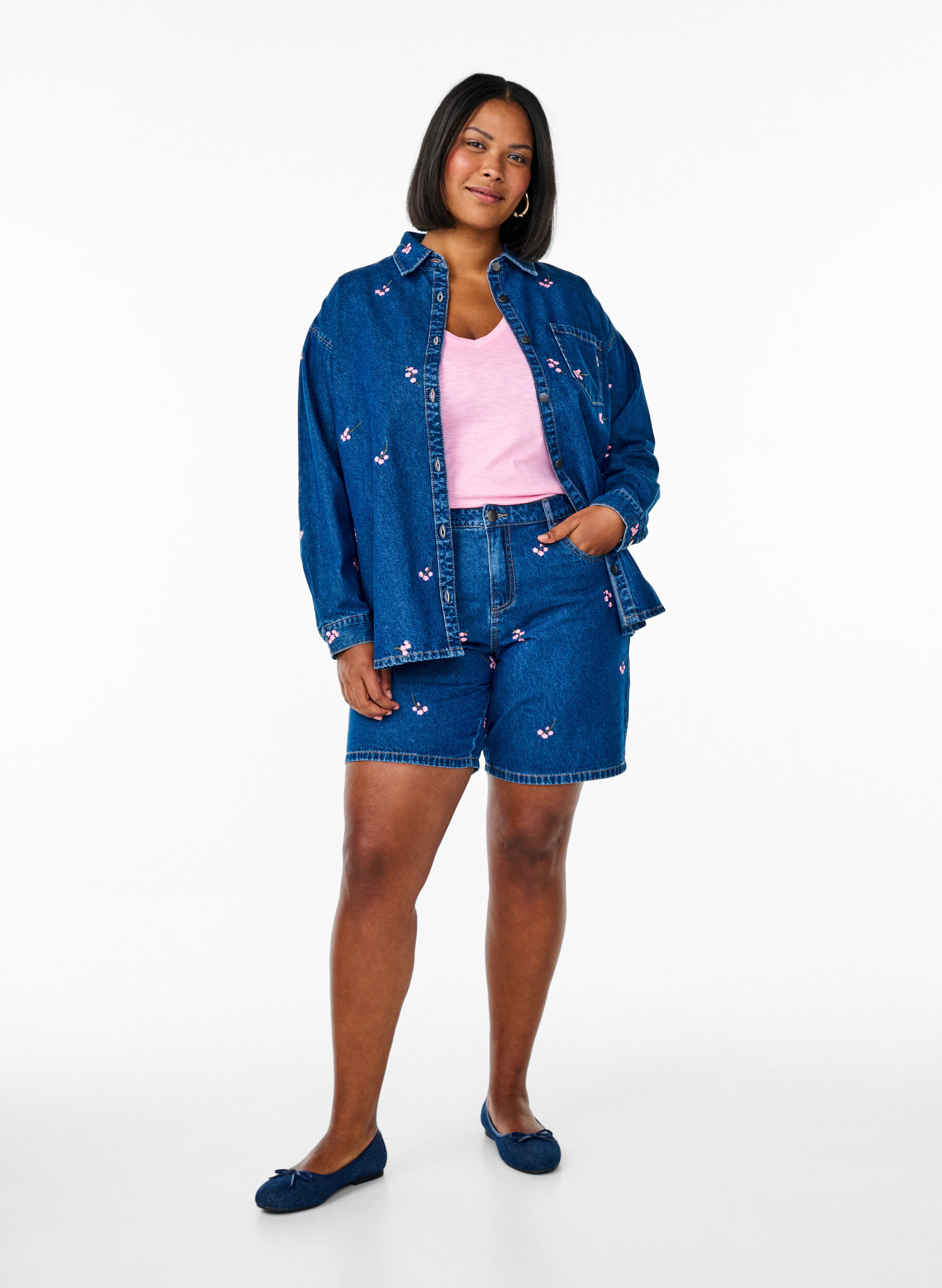 Zizzi Jeanshemd mit gestickten Erdbeeren, Blau, Model image number 1