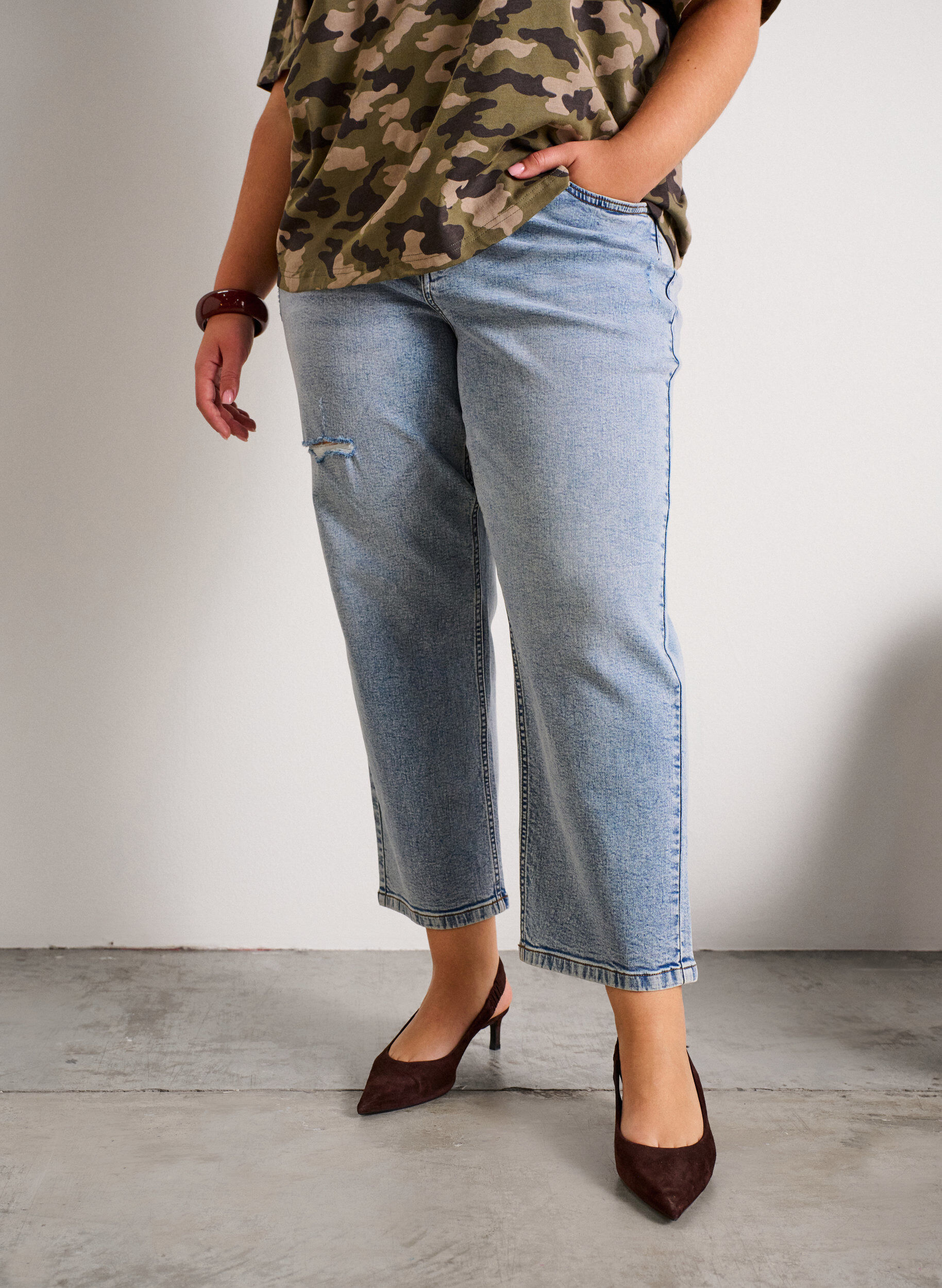 ZizziGek&uuml;rzte Vera Jeans mit Destroyed-Effekten, Blau, Model image number 2
