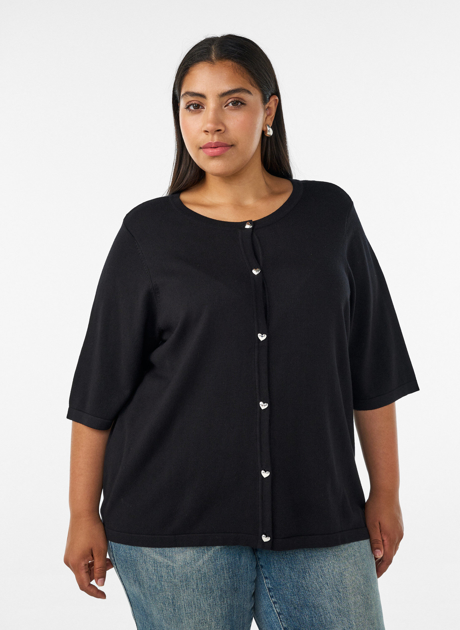 Strickjacke mit Herzkn&ouml;pfen und kurzen &Auml;rmeln, Schwarz, Model