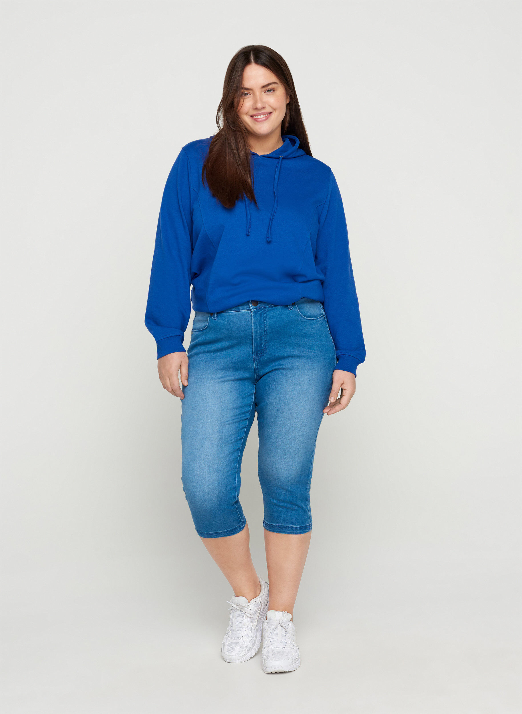 Zizzi Slim Fit Emily Capri Jeans, Blau, Model image number 0