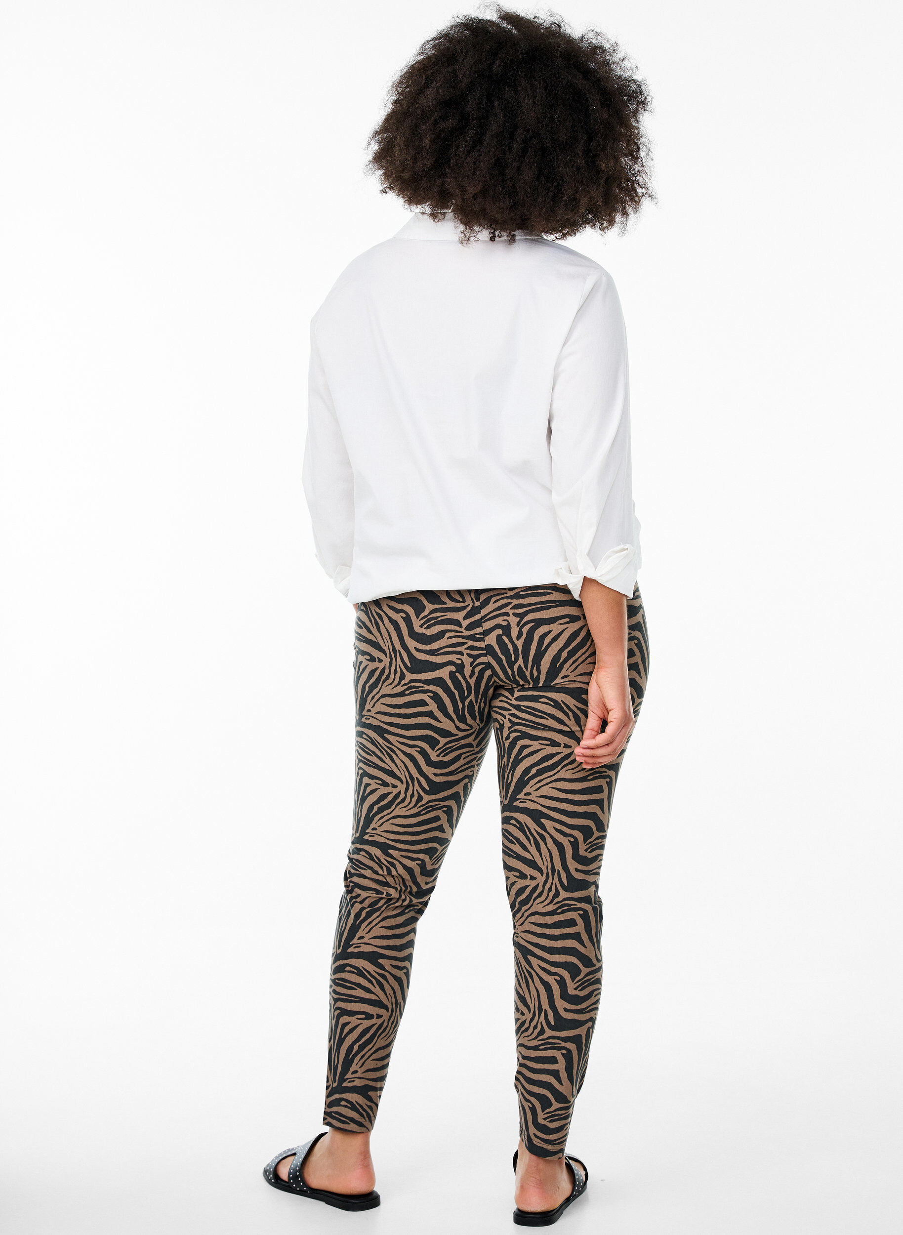 Zizzi Leggings aus Viskose mit Zebraprint, Braun, Model image number 2