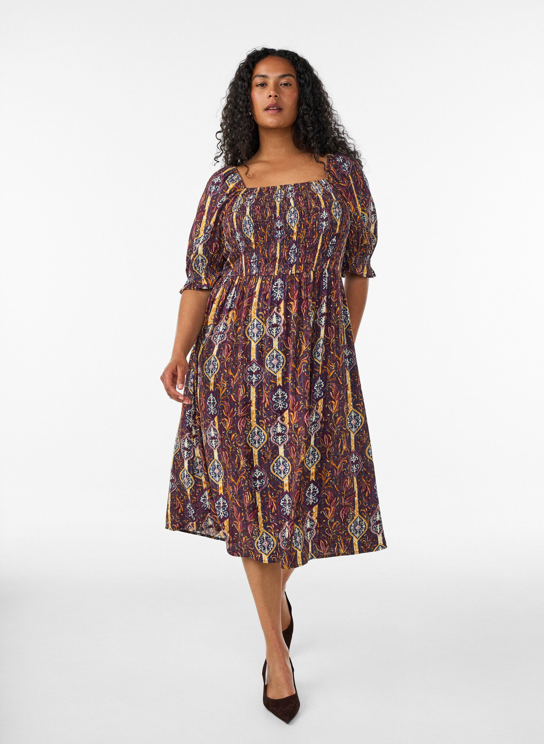Sommerkleid aus Viskose mit Paisleymuster, Lila, Model