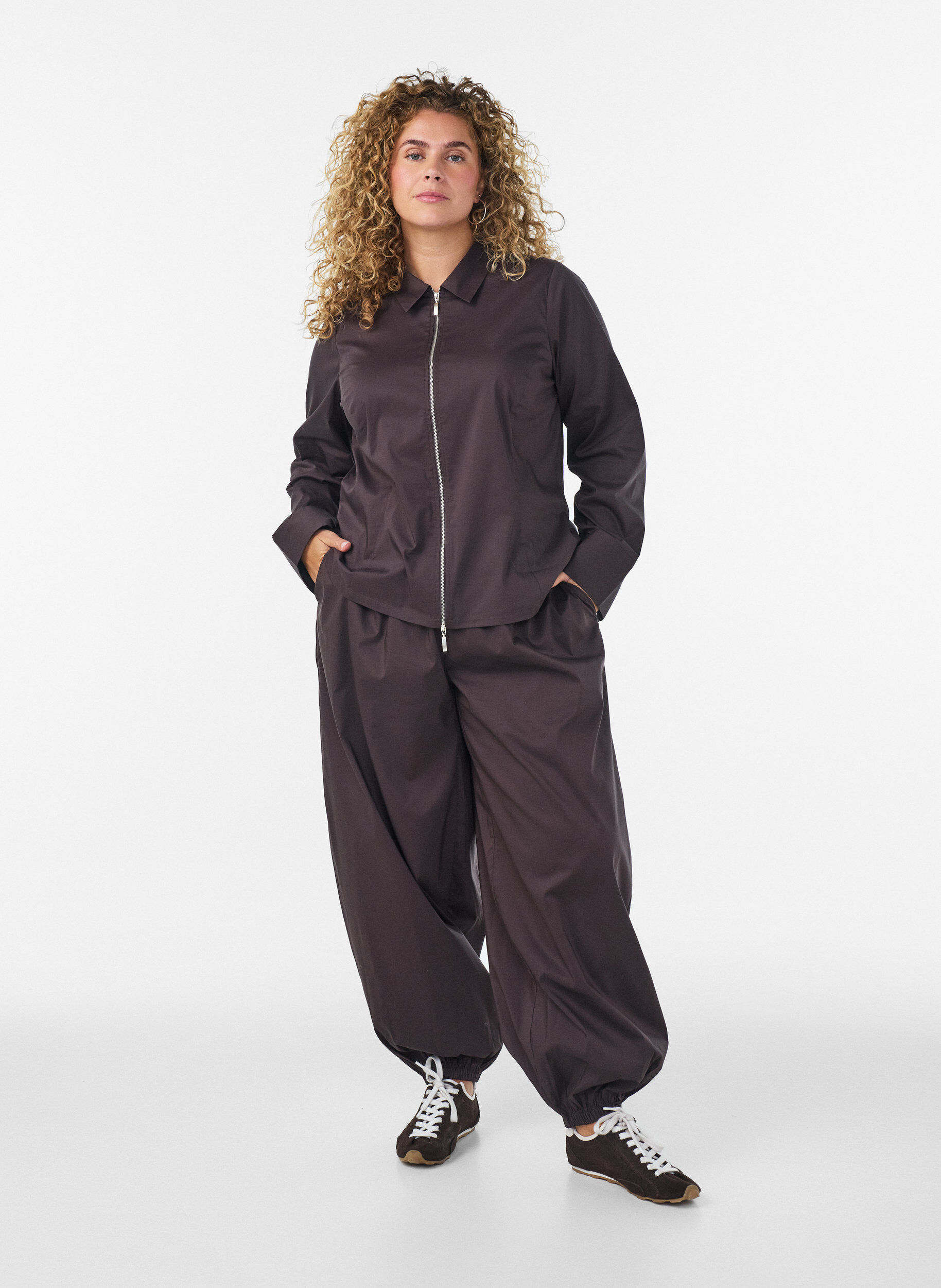 Ballonhose mit Taschen und elastischem Bund, Braun, Model