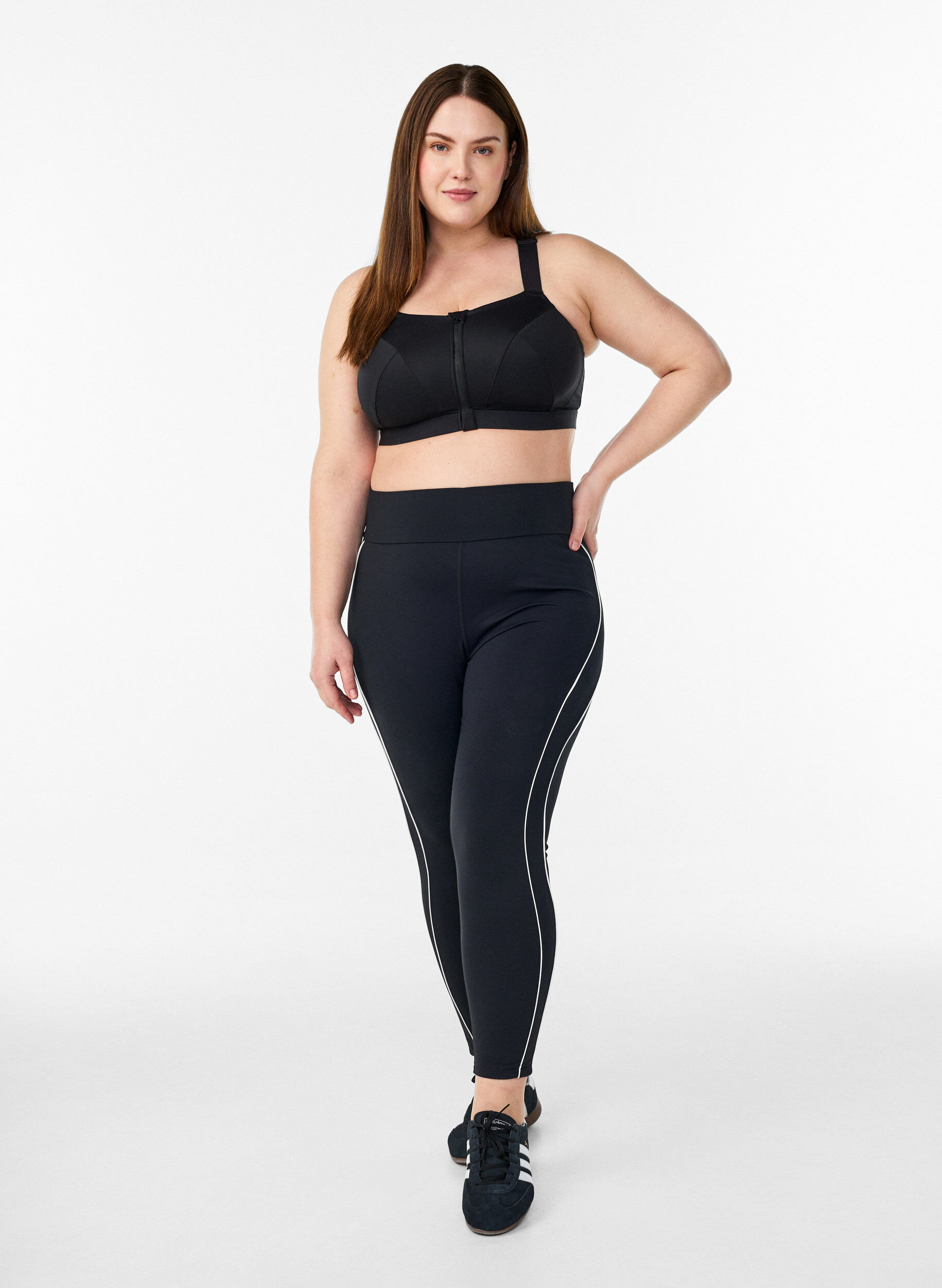 ZizziSoutien-gorge de sport avec une fermeture sur le devant et un maintien &eacute;lev&eacute;, Noir, Model image number 1