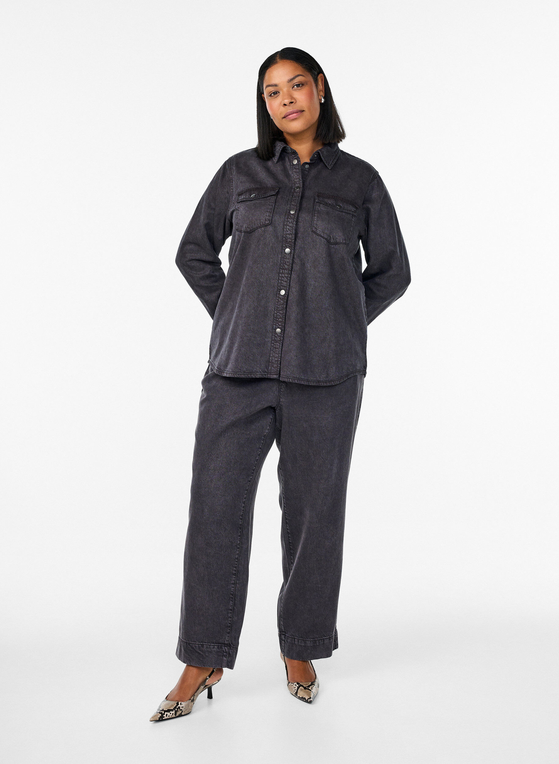 Zizzi Chemise en jean avec poches poitrine, Gris, Model image number 1