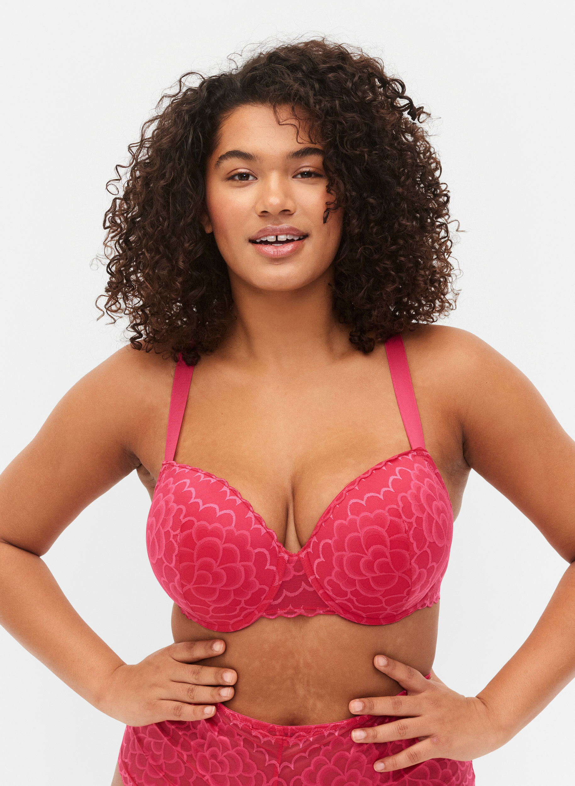 Zizzi Soutien-gorge rembourr&eacute; avec dentelle et armature, Jazzy, Model image number 0