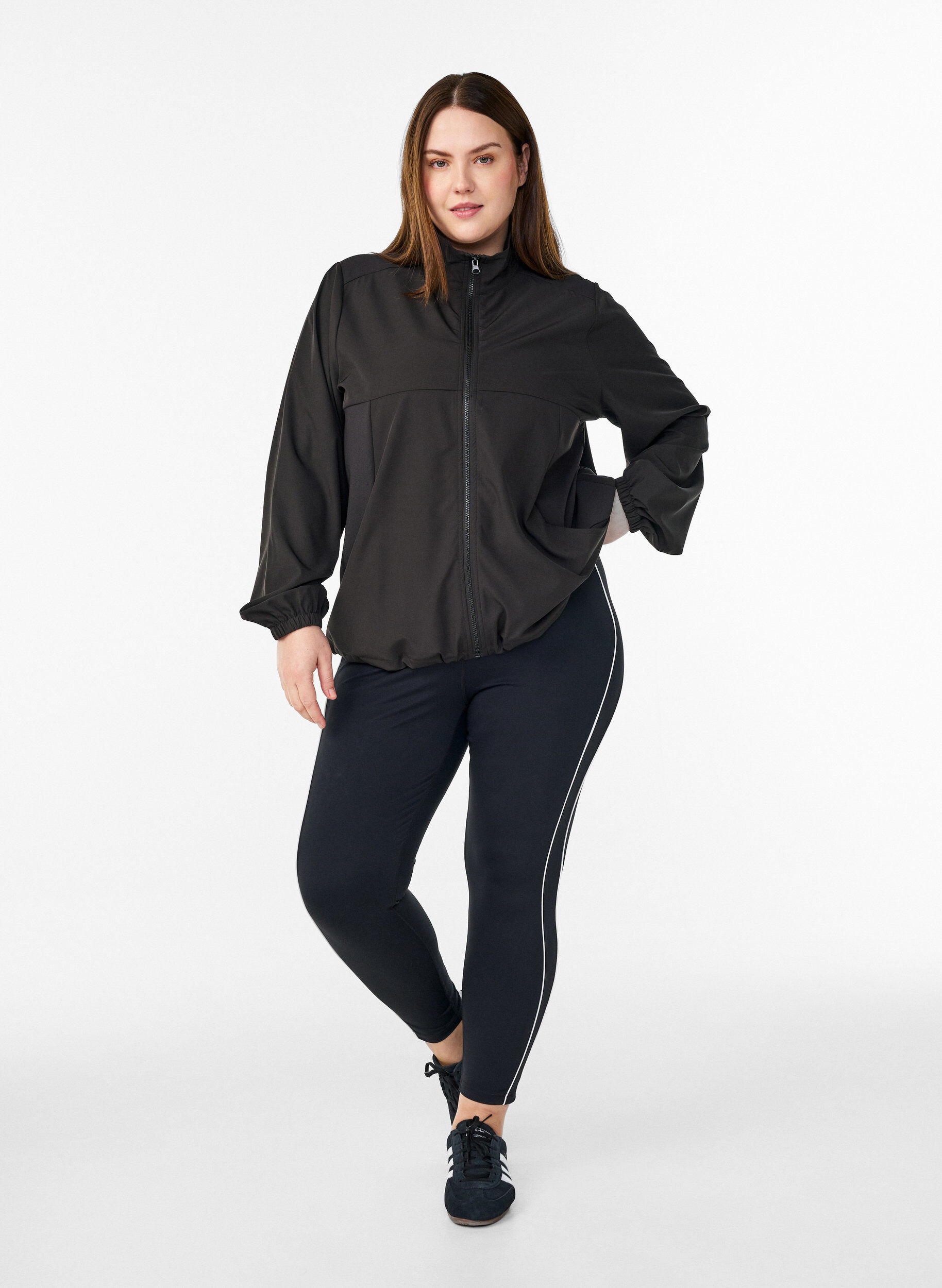 Zizzi Sportliche Leichtjacke mit hohem Kragen und Taschen, Schwarz, Model image number 1