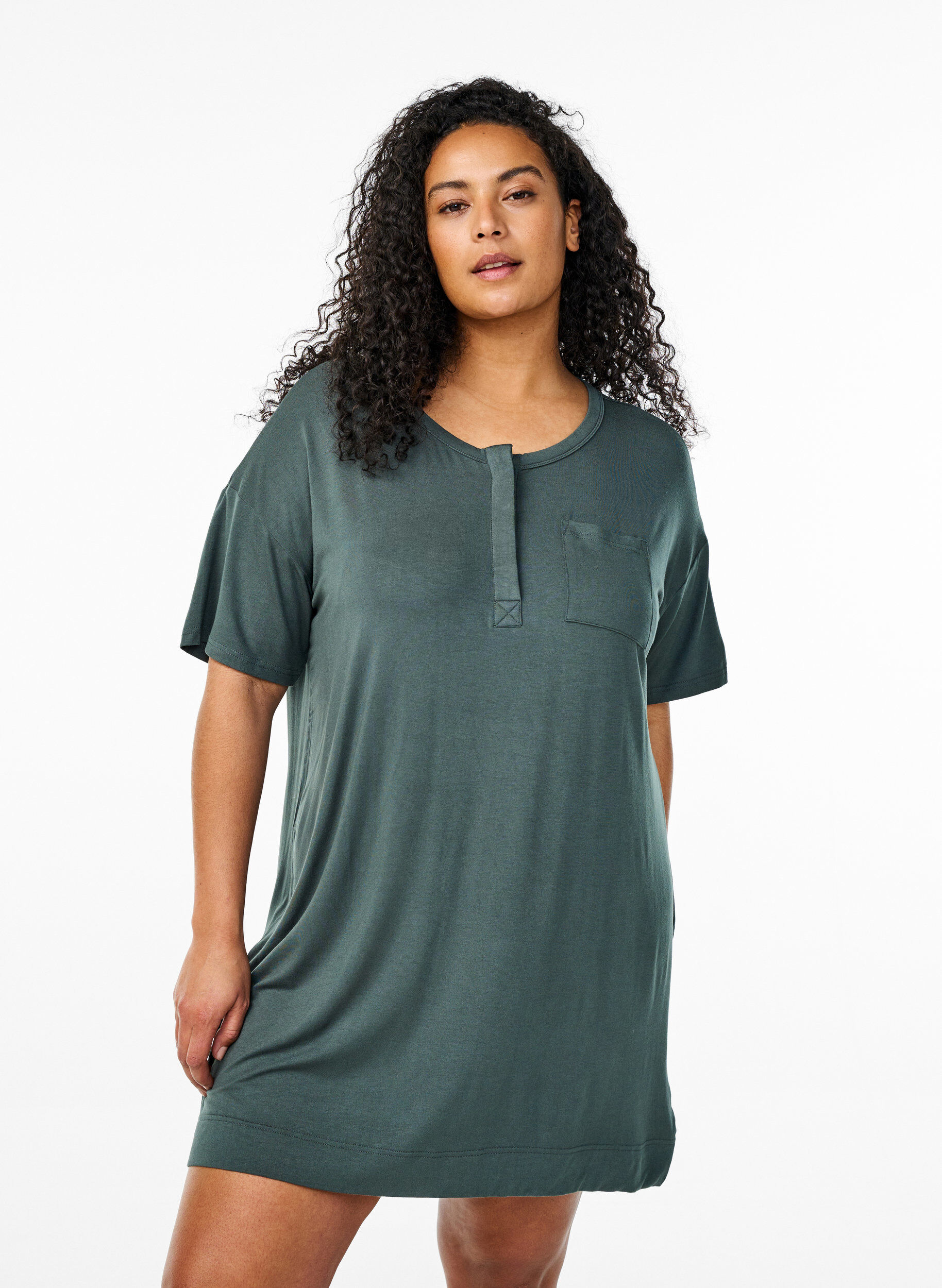 Zizzi Chemise de nuit manches courtes en viscose, Urban Chic, Model image number 0