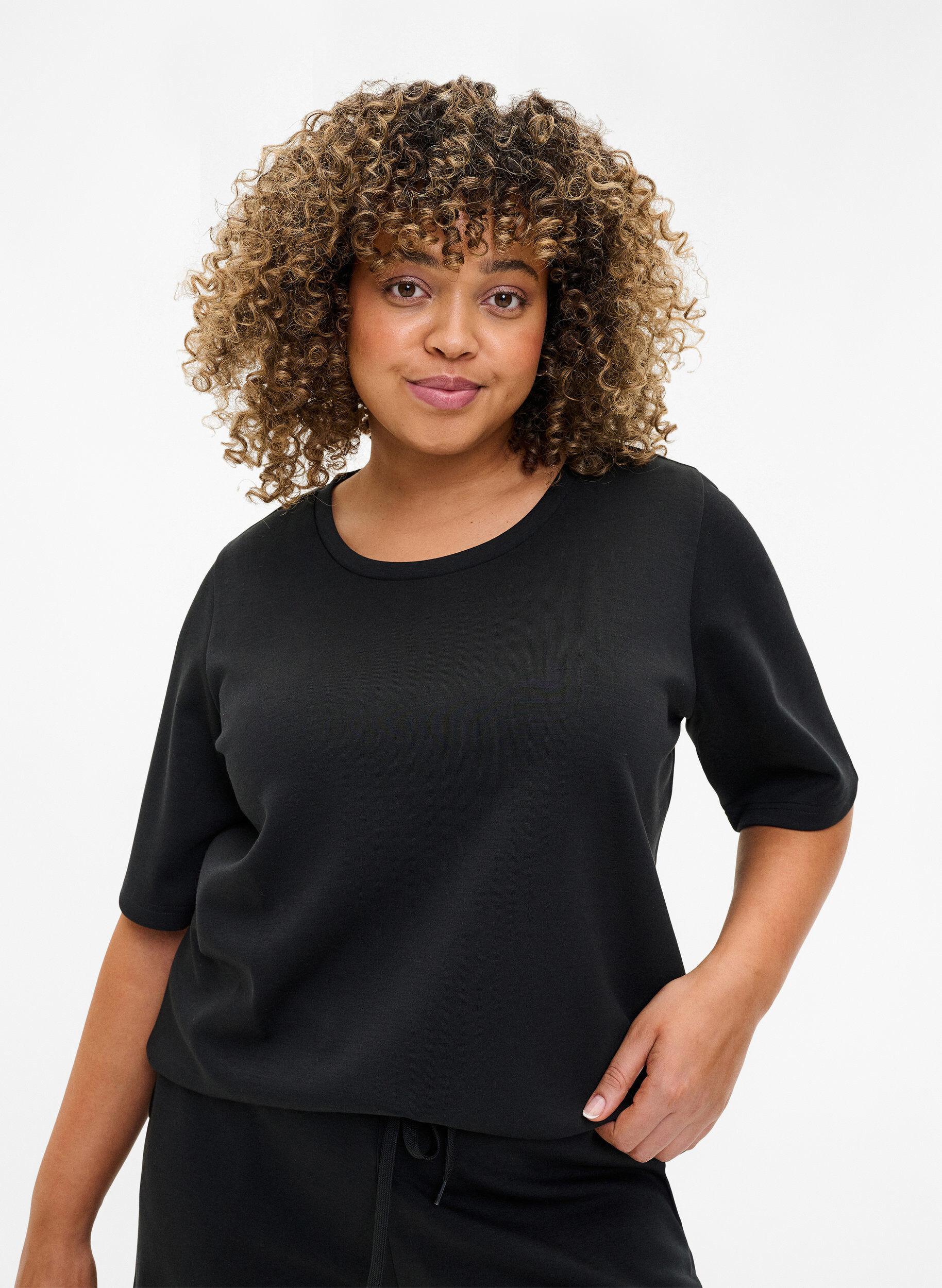 T-Shirt aus Modalgemisch, Schwarz, Model