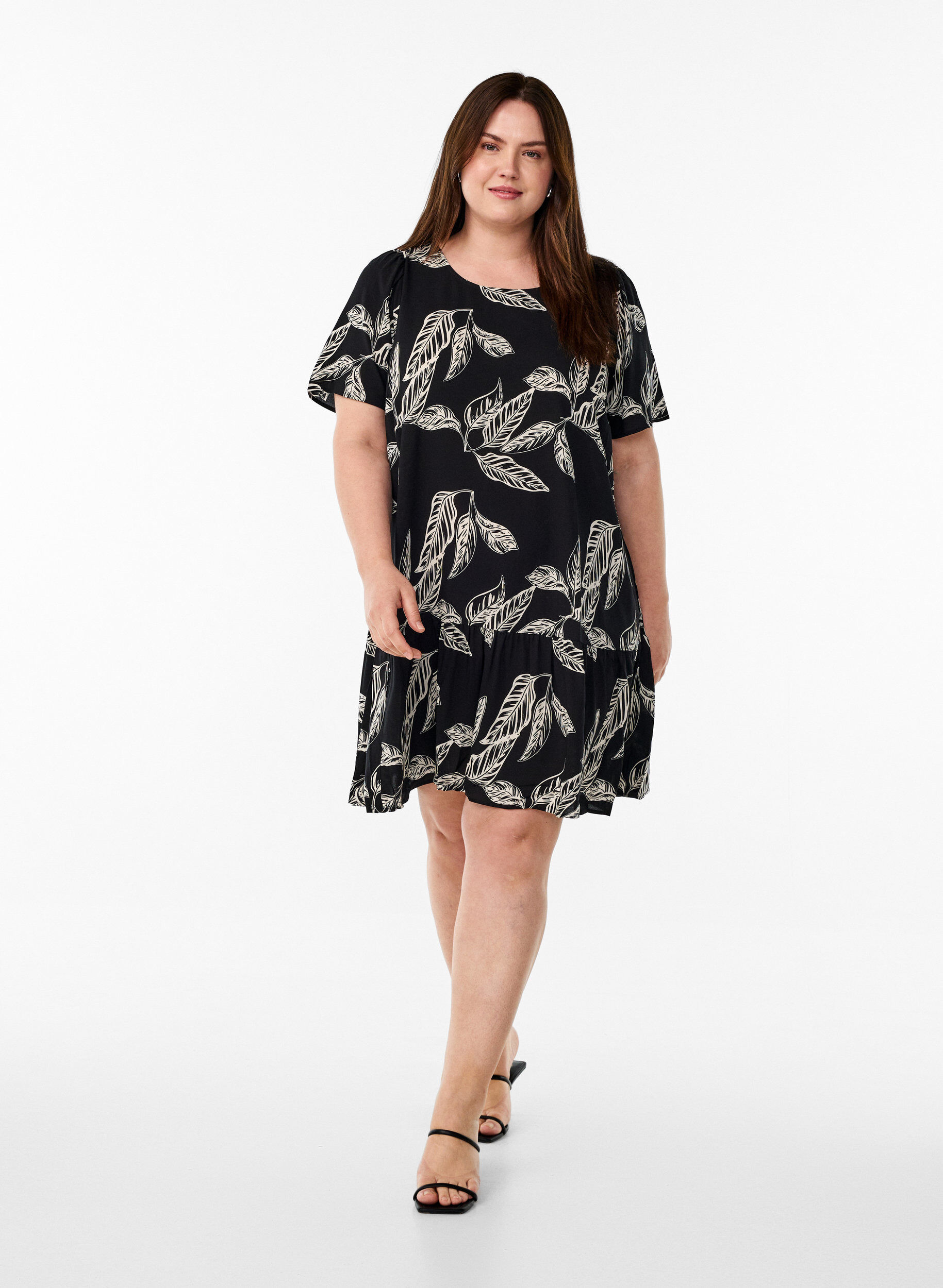Zizzi Kleid aus Viskose mit Schnittlinie, Schwarz, Model image number 1