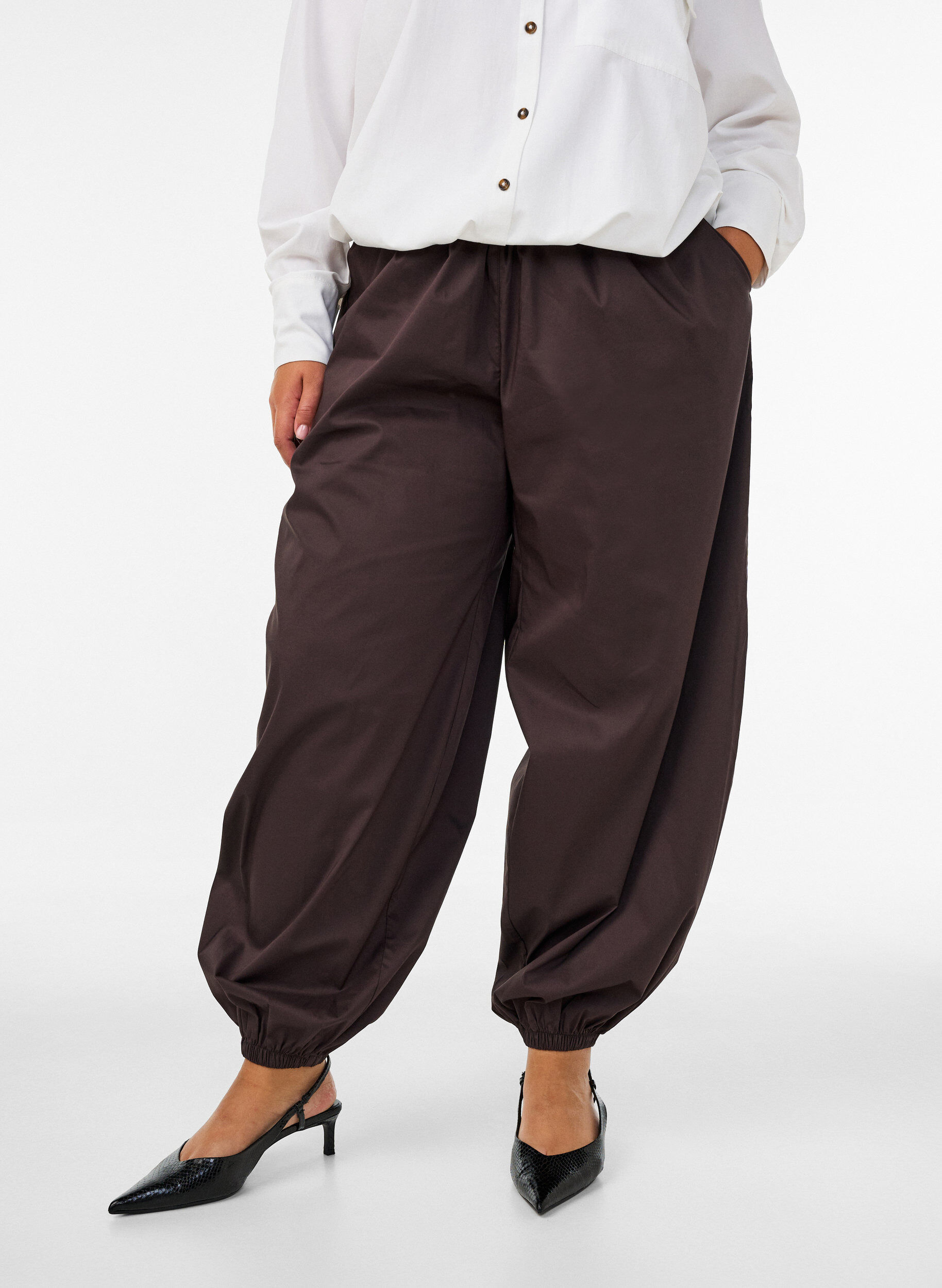 ZizziPantalon ballon avec poches et ceinture &eacute;lastique, Marron, Model image number 2