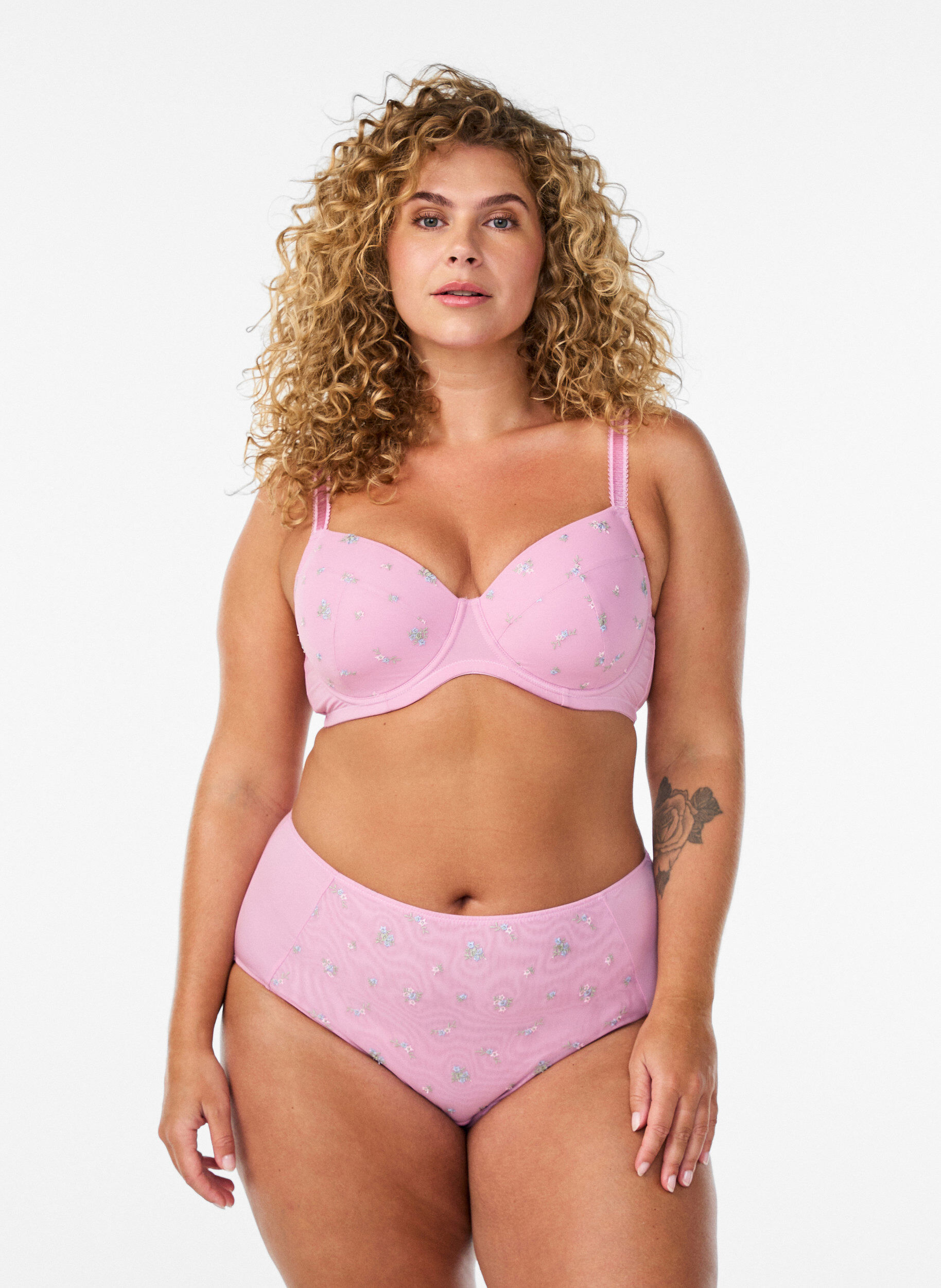 Zizzi Soutien-gorge rembourr&eacute; avec maille et broderie florale, Rose poudr&eacute;e, Model image number 1
